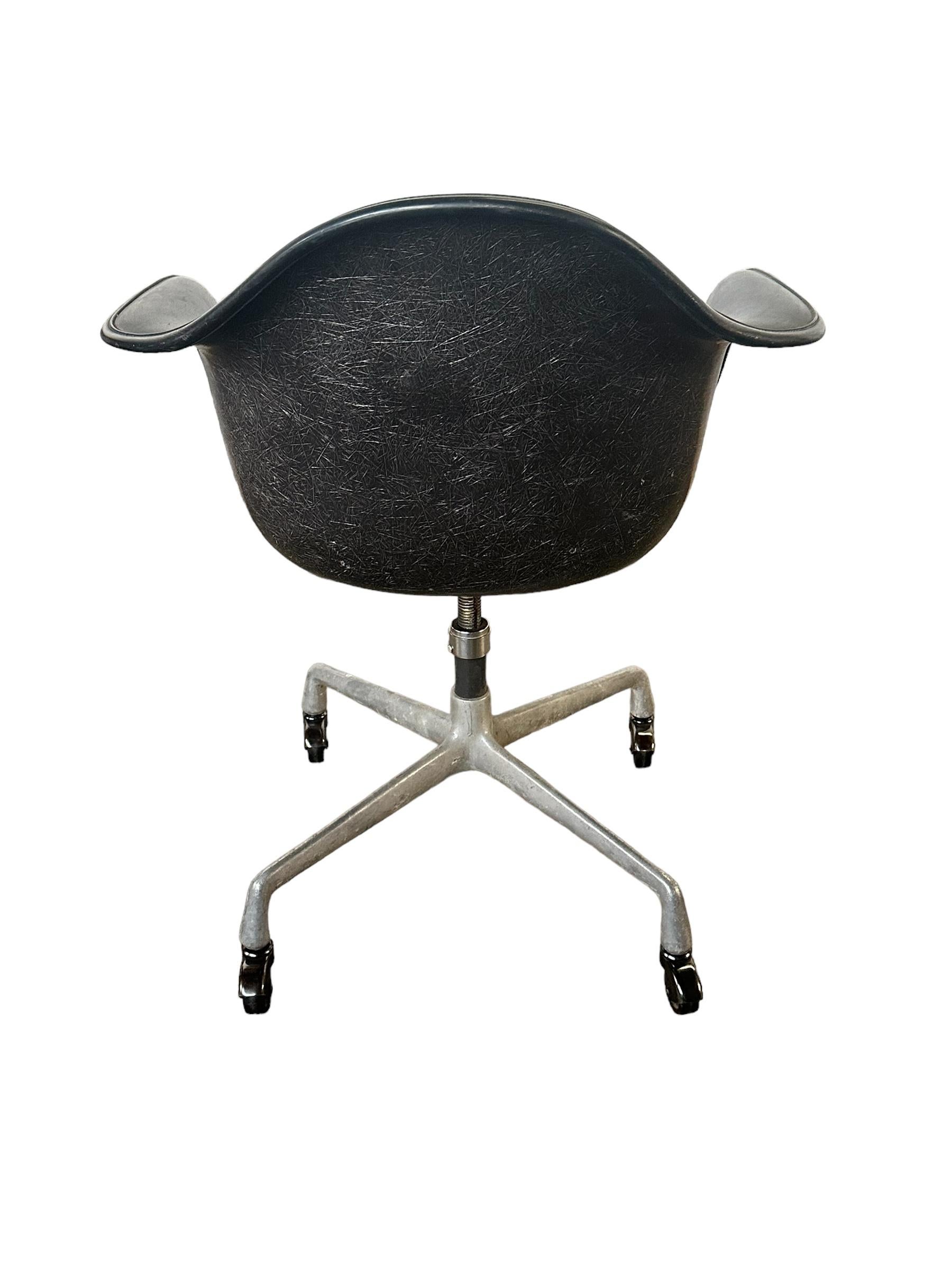 Herman Miller Eames Height Adjustable Swivel Office/Desk Chair 2