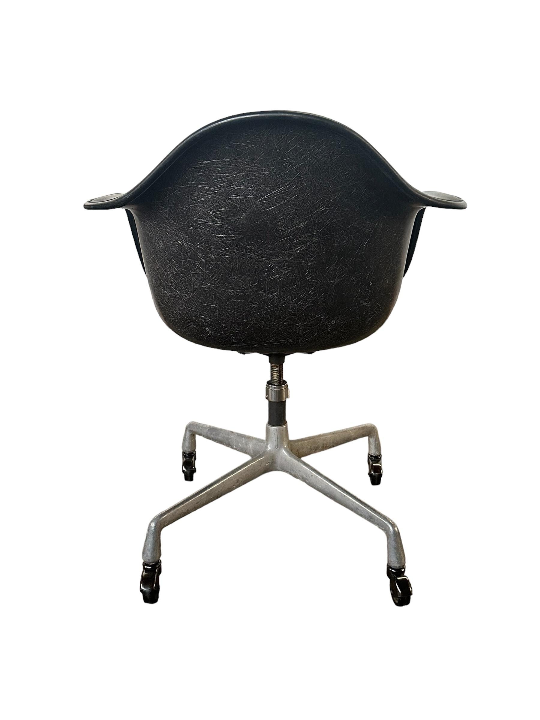 20th Century Herman Miller Eames Height Adjustable Swivel Office/Desk Chair
