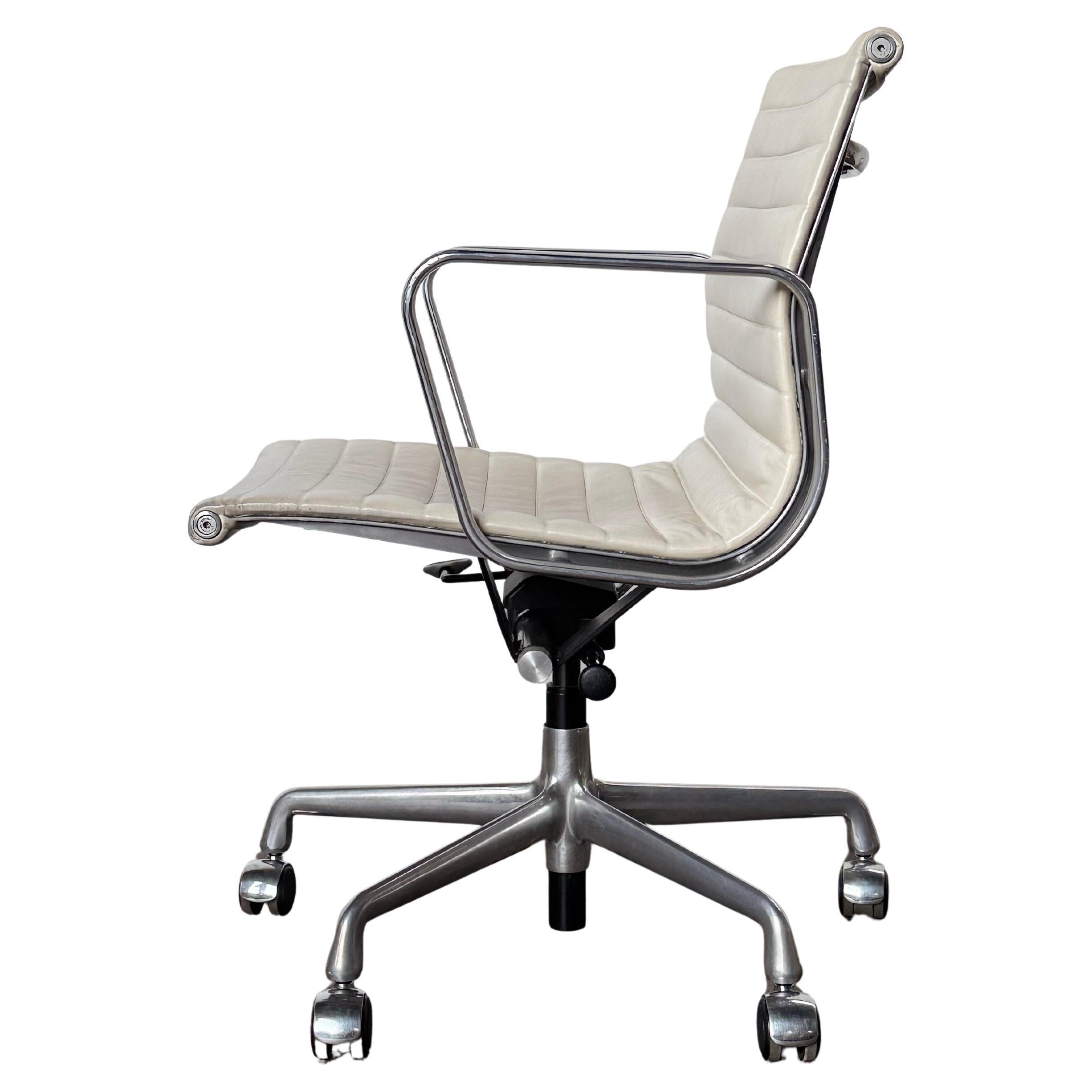 Herman Miller Eames Management-Schreibtischstuhl aus elfenbeinfarbenem Leder mit pneumatischem Lift