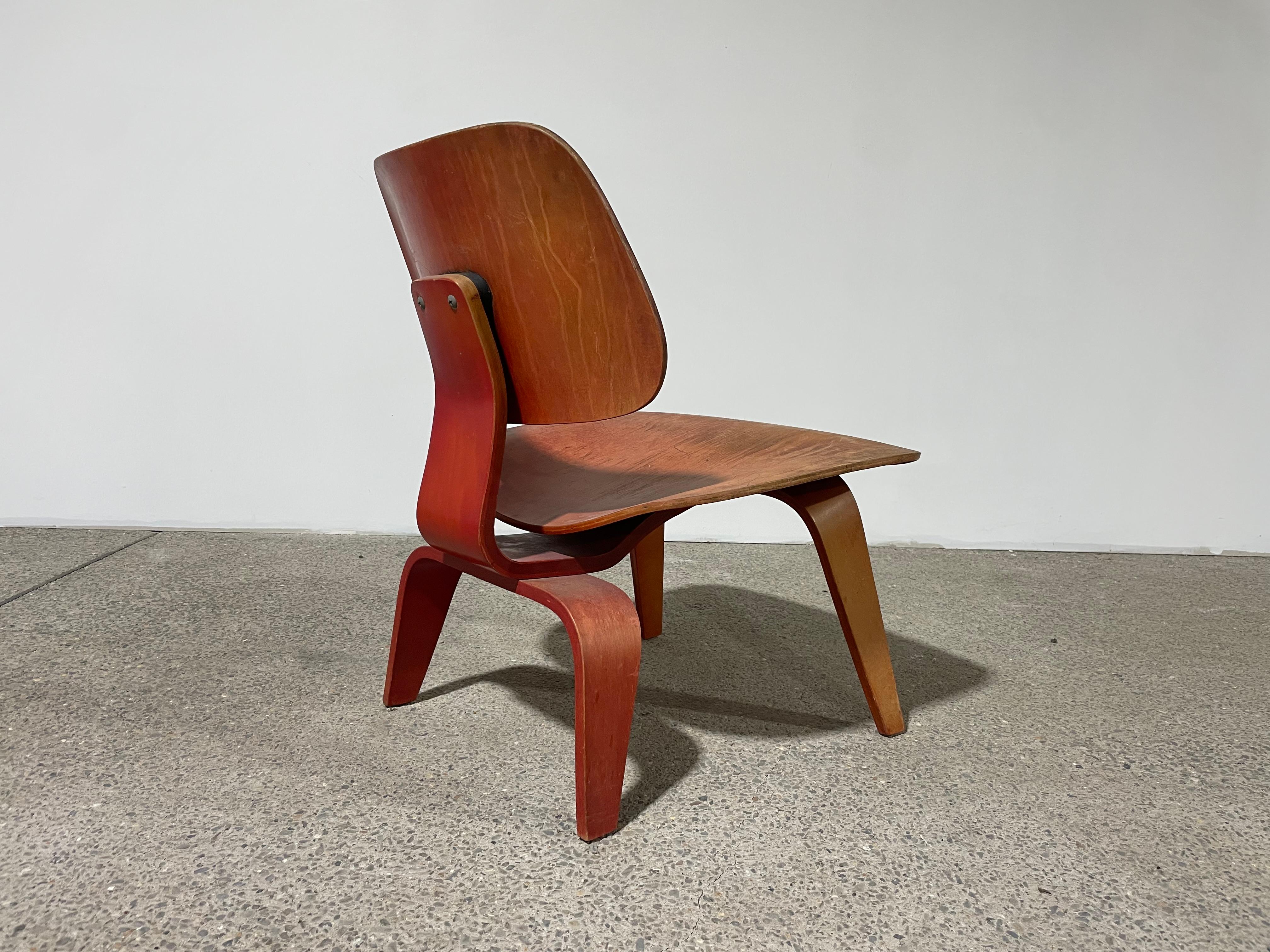 Americano 1949 Eames LCW Tintura all'anilina rossa di Evans in vendita
