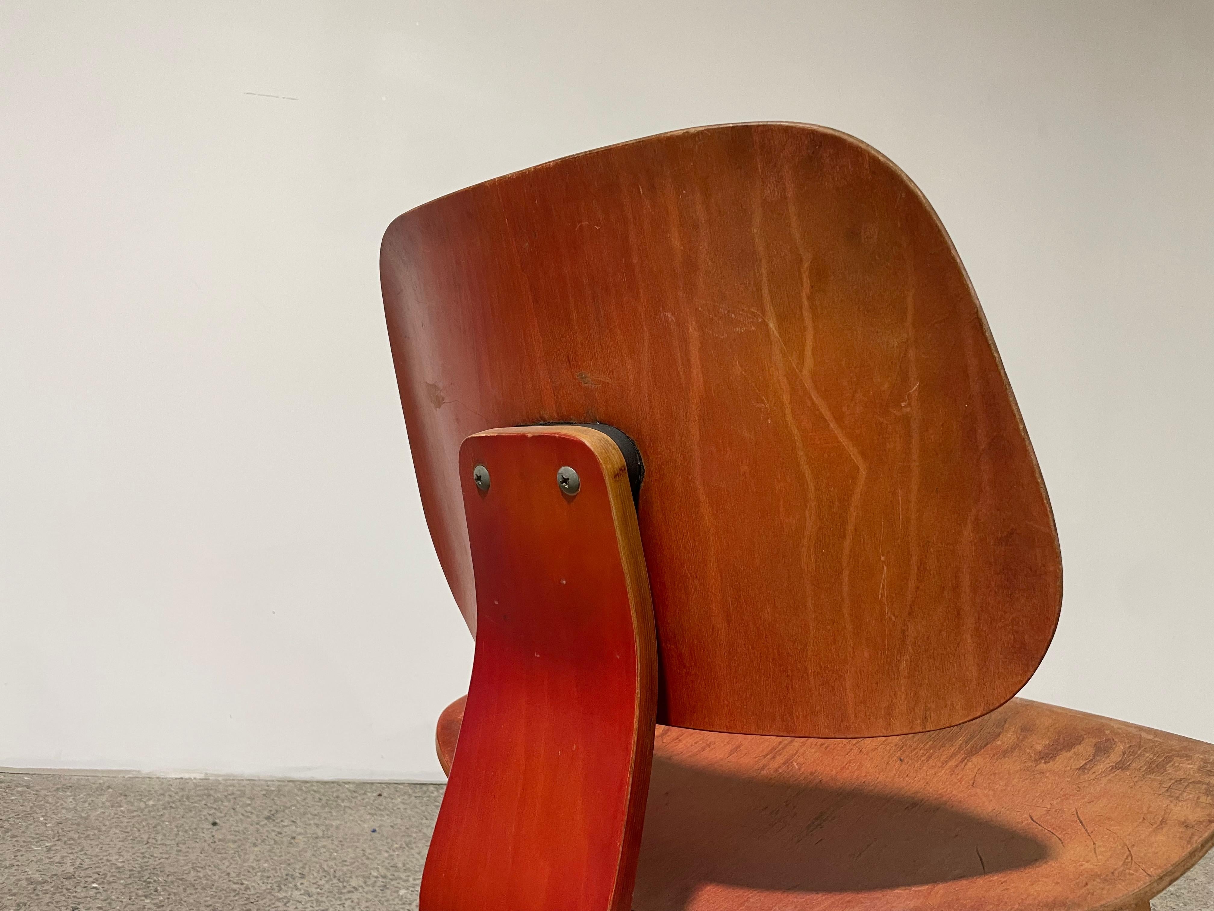 1949 Eames LCW Tintura all'anilina rossa di Evans In condizioni buone in vendita a New York, NY