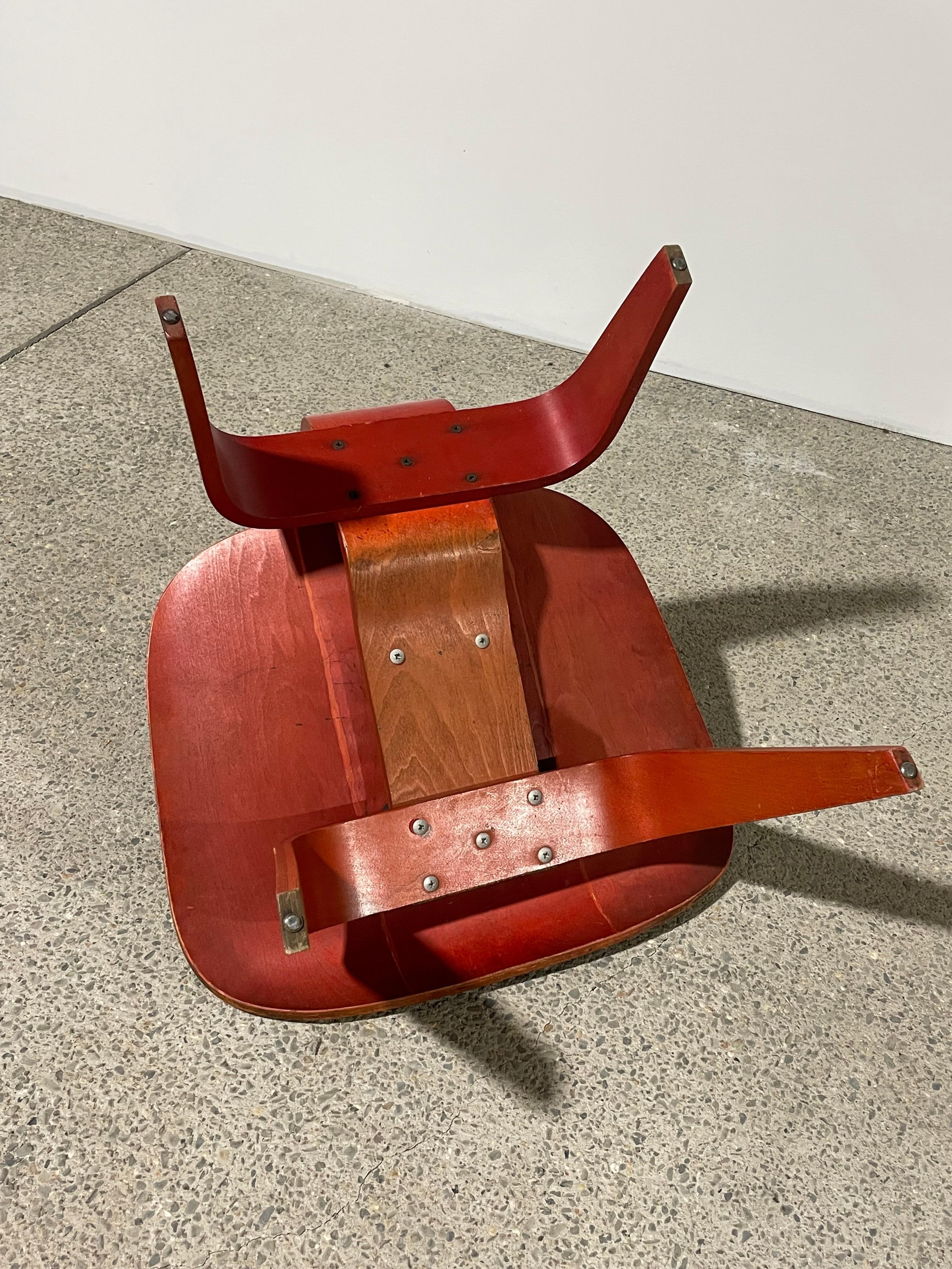 Metà XX secolo 1949 Eames LCW Tintura all'anilina rossa di Evans in vendita