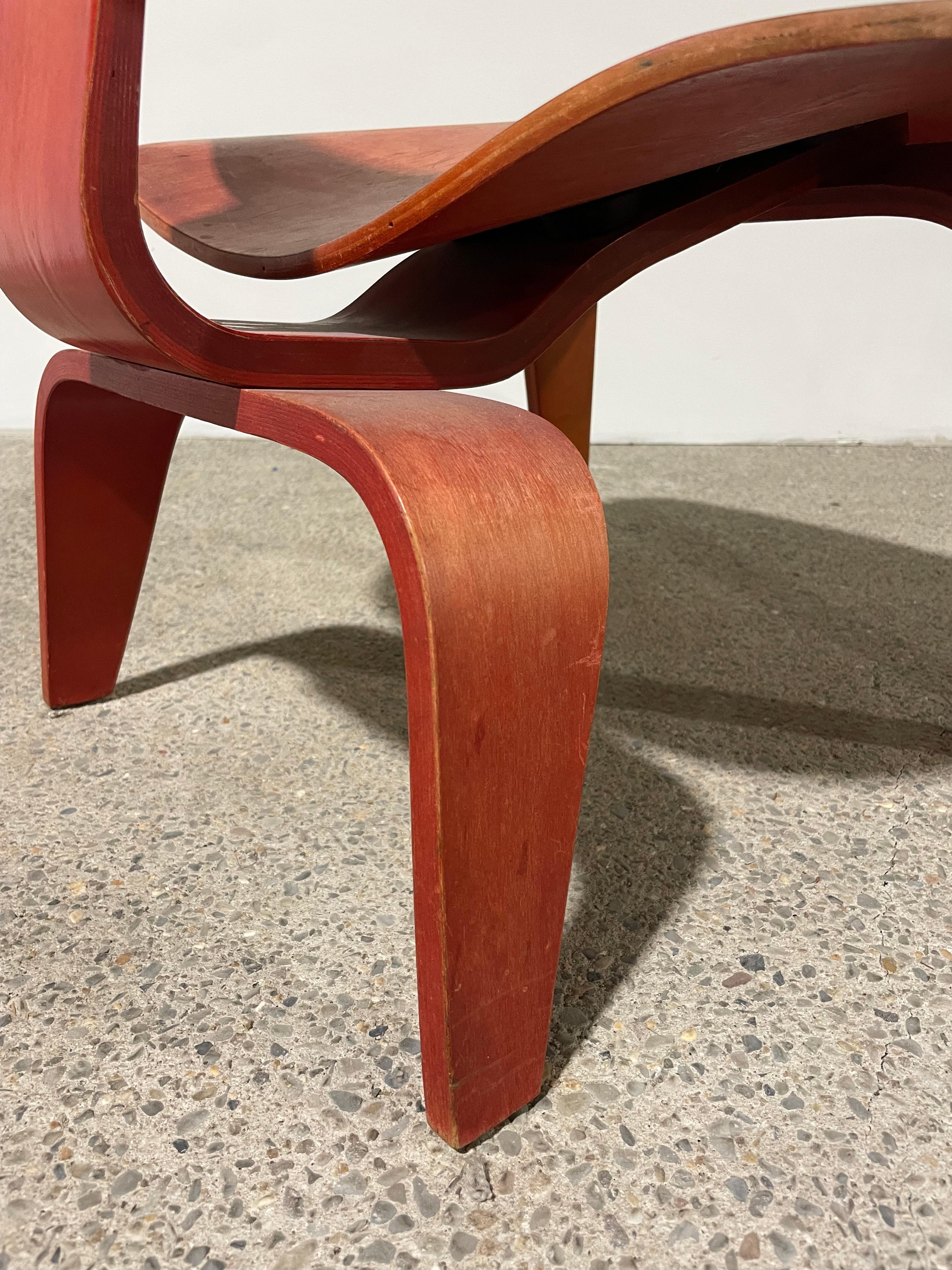 Compensato 1949 Eames LCW Tintura all'anilina rossa di Evans in vendita