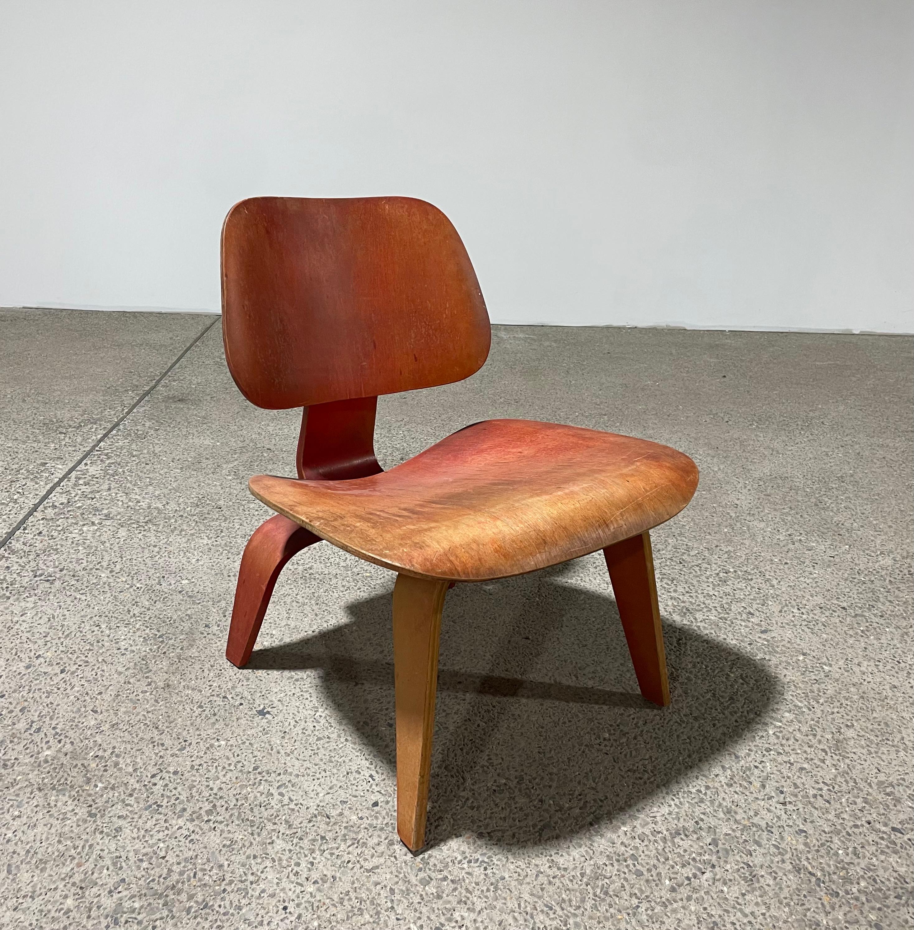 1949 Eames LCW Tintura all'anilina rossa di Evans in vendita 1