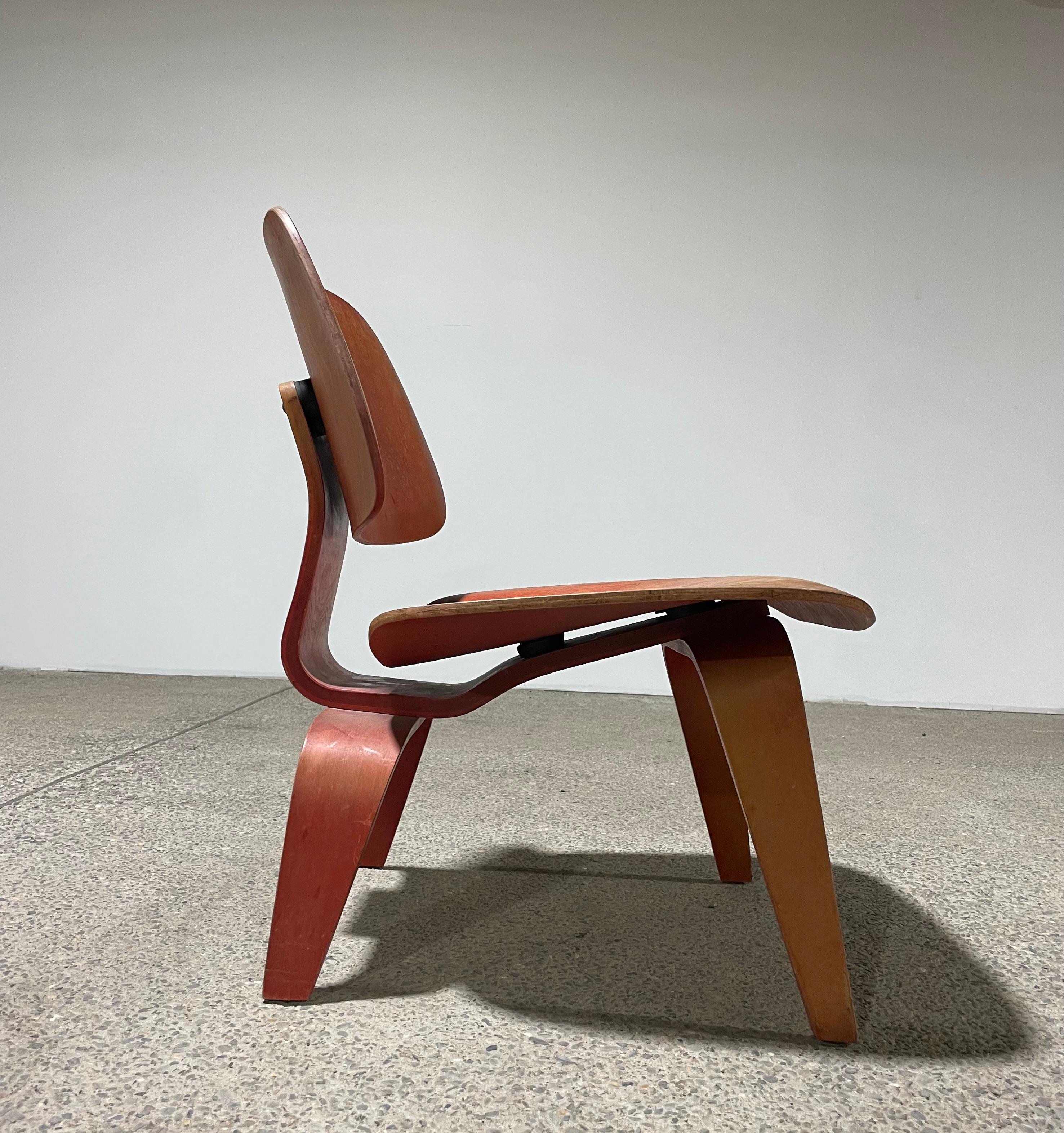 1949 Eames LCW Tintura all'anilina rossa di Evans in vendita 2