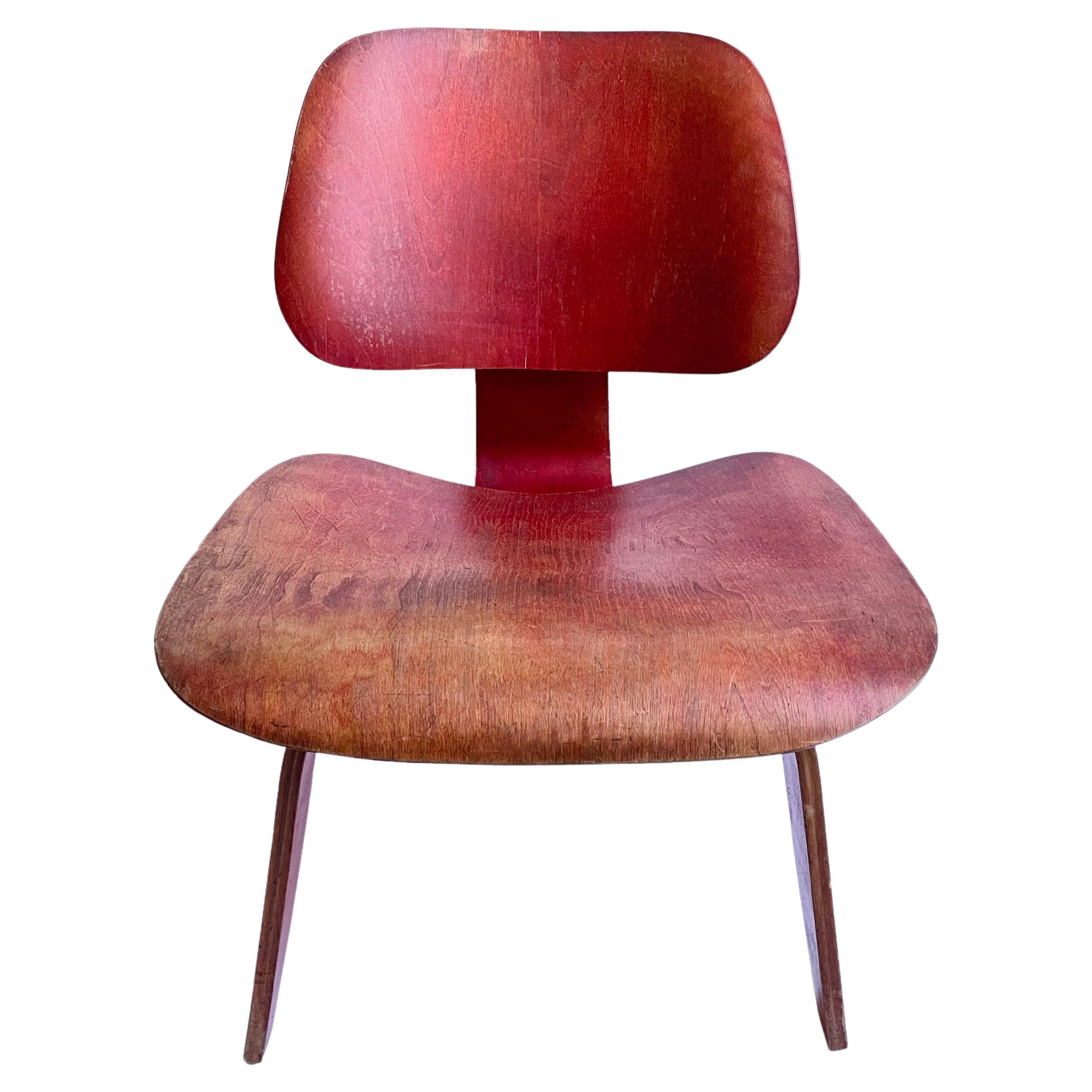Herman Miller Eames LCW teinture à l'aniline rouge en vente