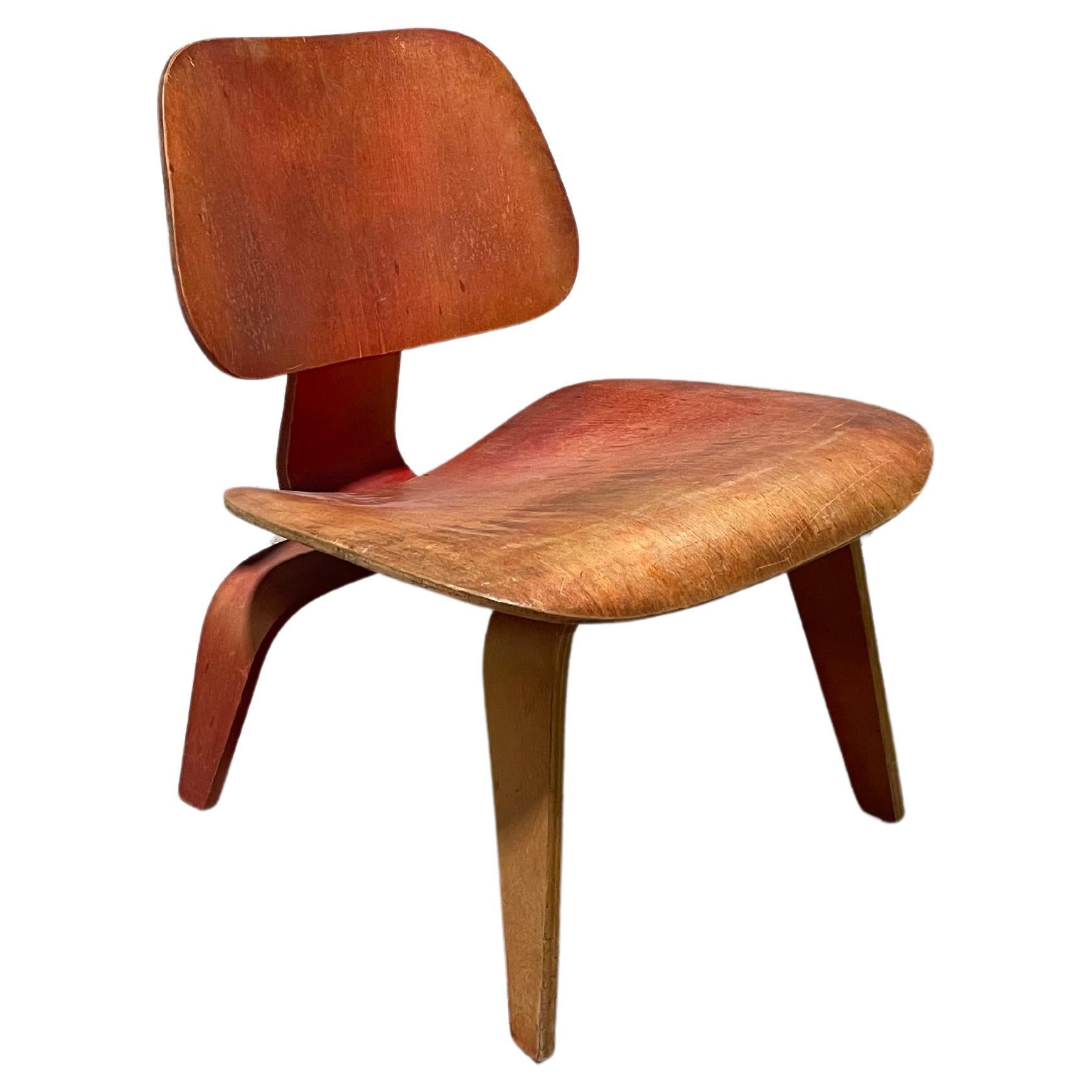1949 Eames LCW Tintura all'anilina rossa di Evans