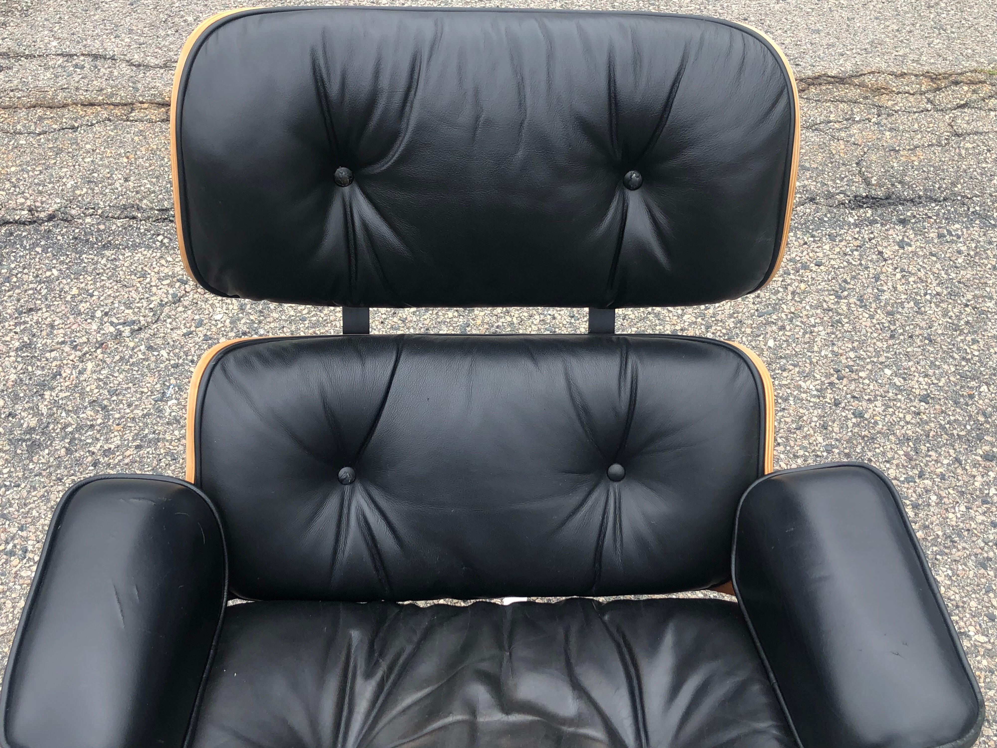 Herman Miller Eames Lounge and Ottoman In Good Condition In Brooklyn, NY