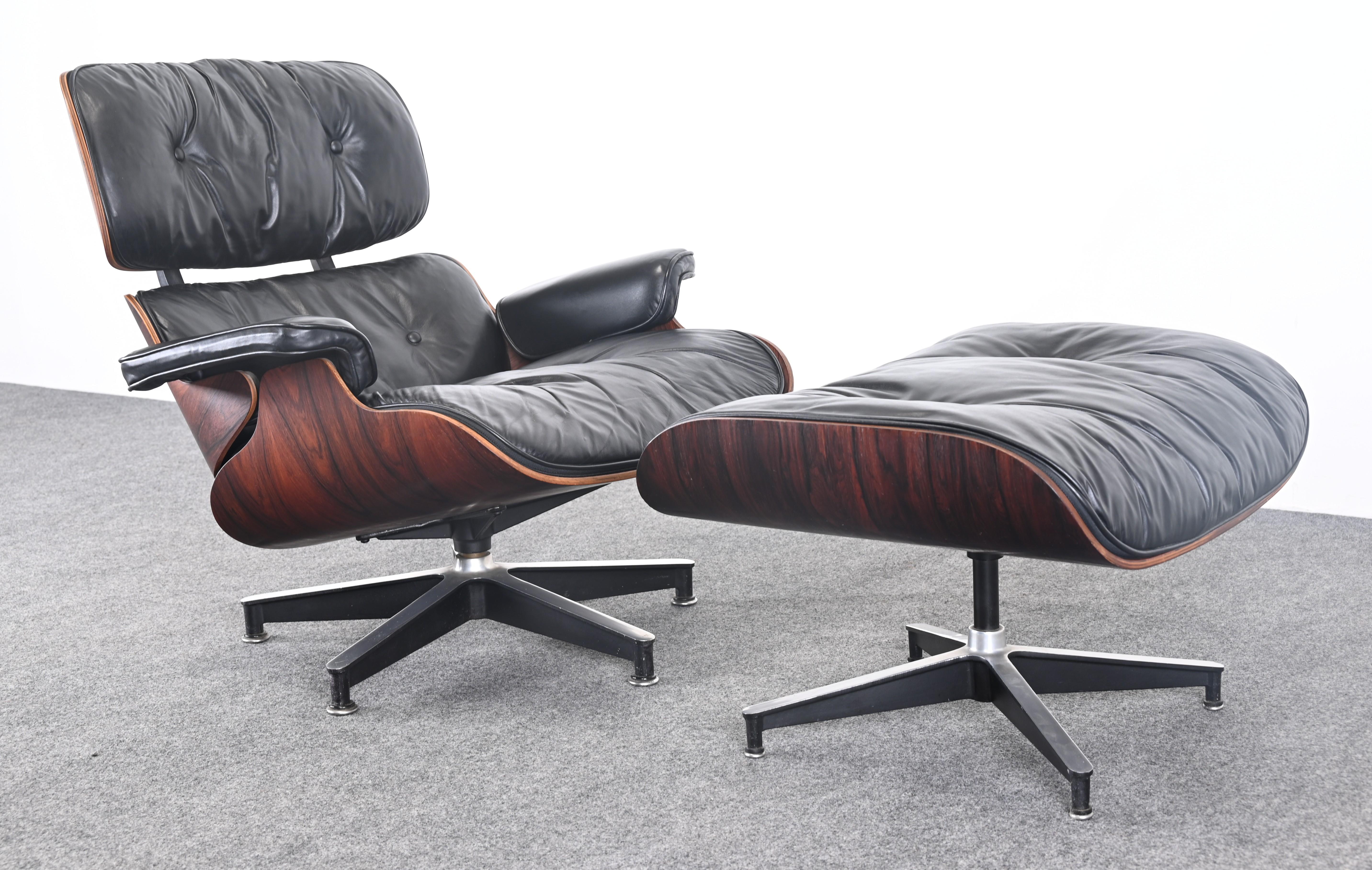Der legendäre Herman Miller Lounge Chair und Ottoman (670/671) wurde von Charles und Ray Eames entworfen. Der Stuhl und die Ottomane der 2. Generation stammen aus der Zeit zwischen 1960 und 1971. Er hat die folgenden Merkmale, die an die 2.