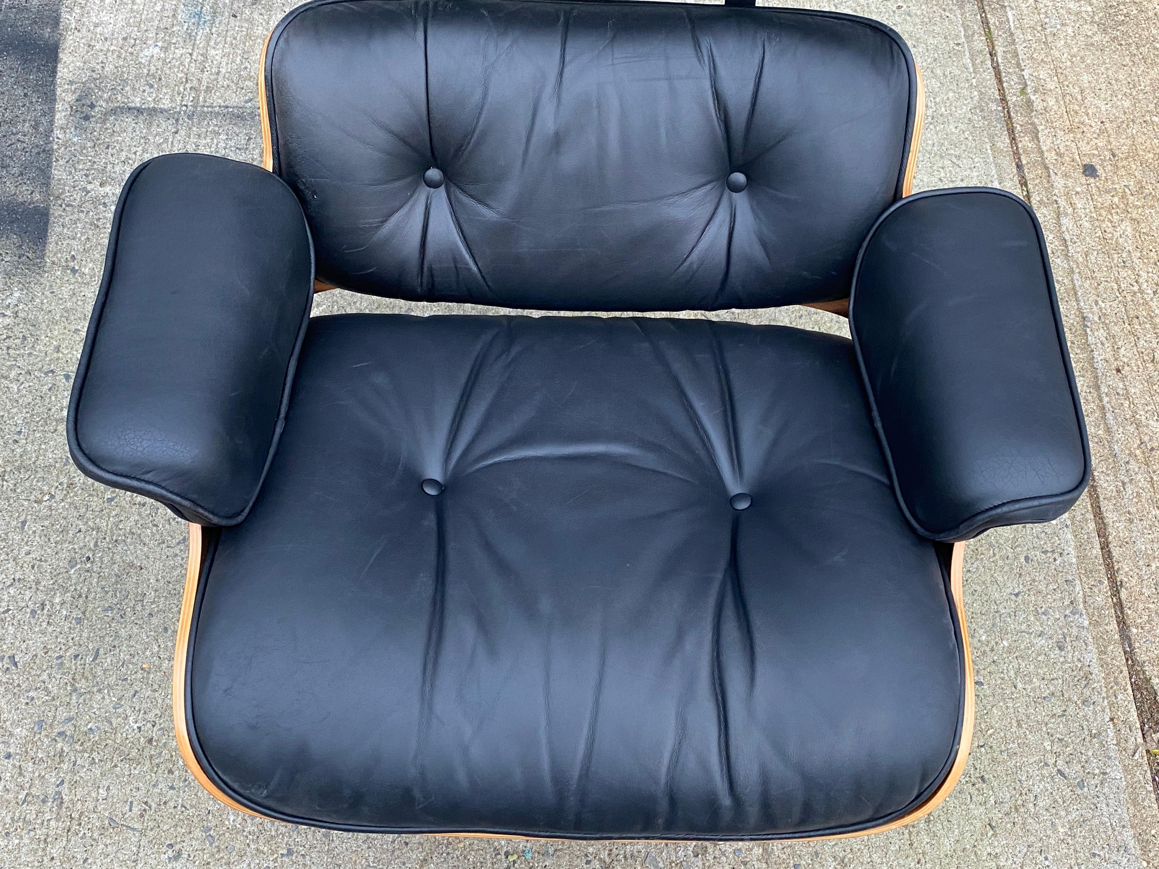 Herman Miller Eames Lounge Chair and Ottoman In Good Condition In Brooklyn, NY