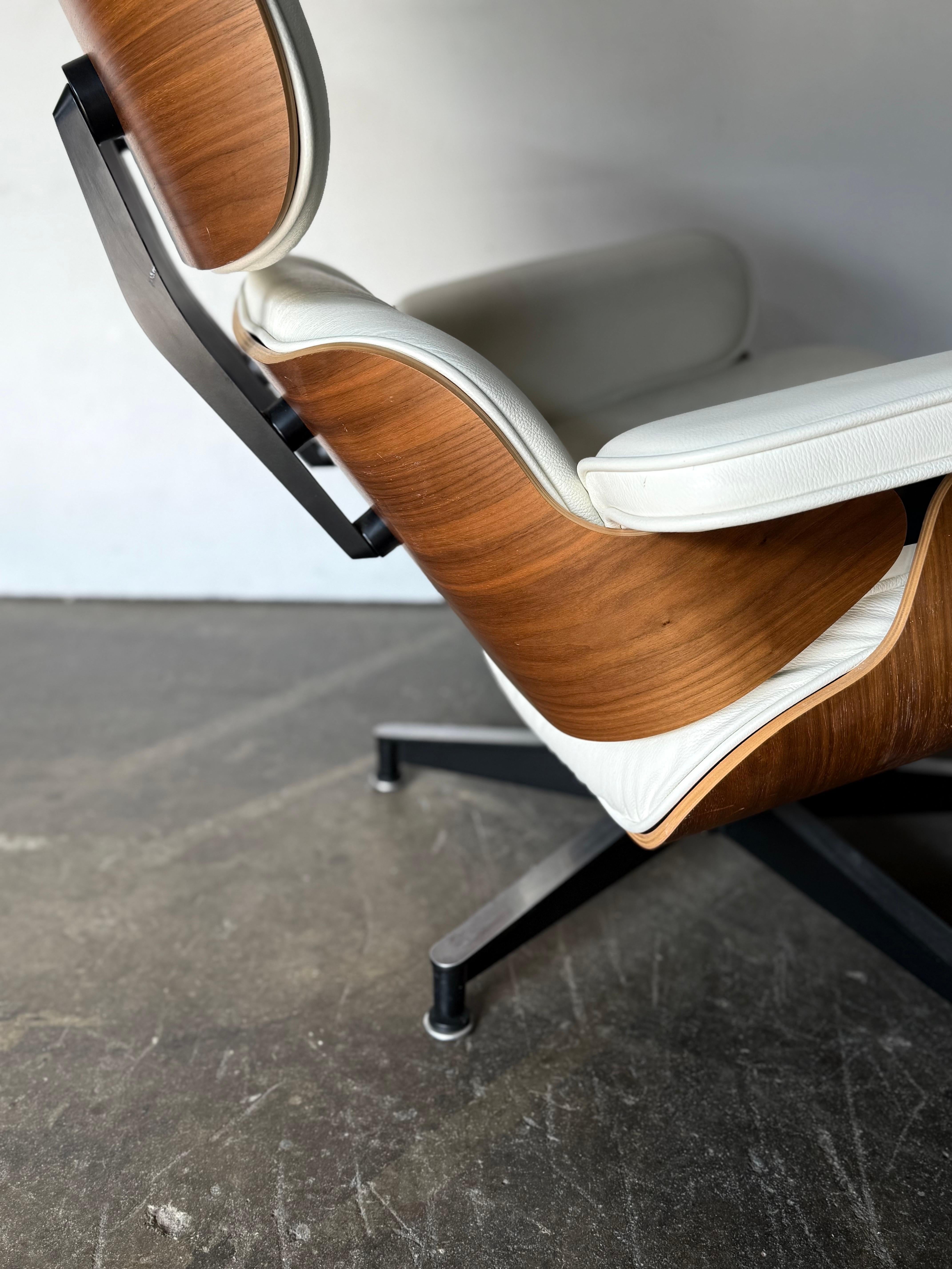 Silla Eames Lounge y Otomana Herman Miller en piel marfil en venta 3