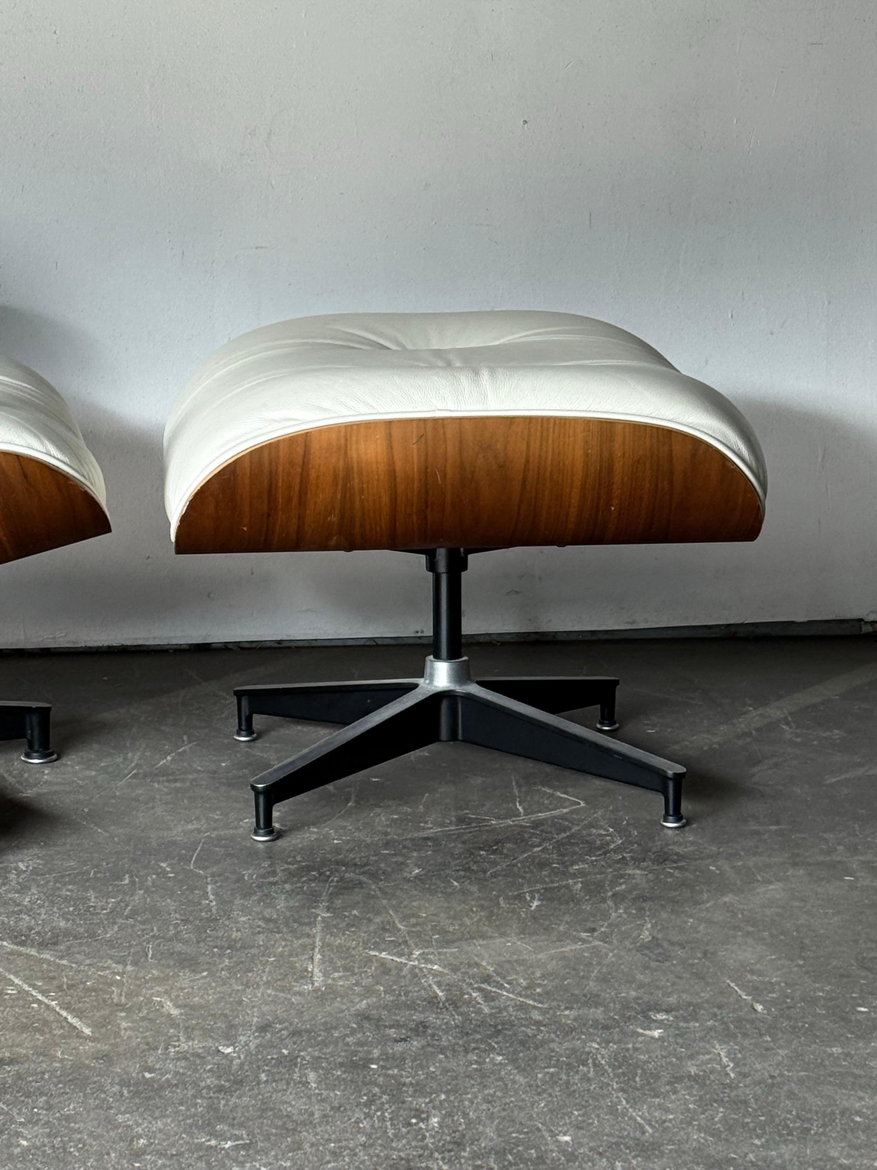 Silla Eames Lounge y Otomana Herman Miller en piel marfil en venta 4