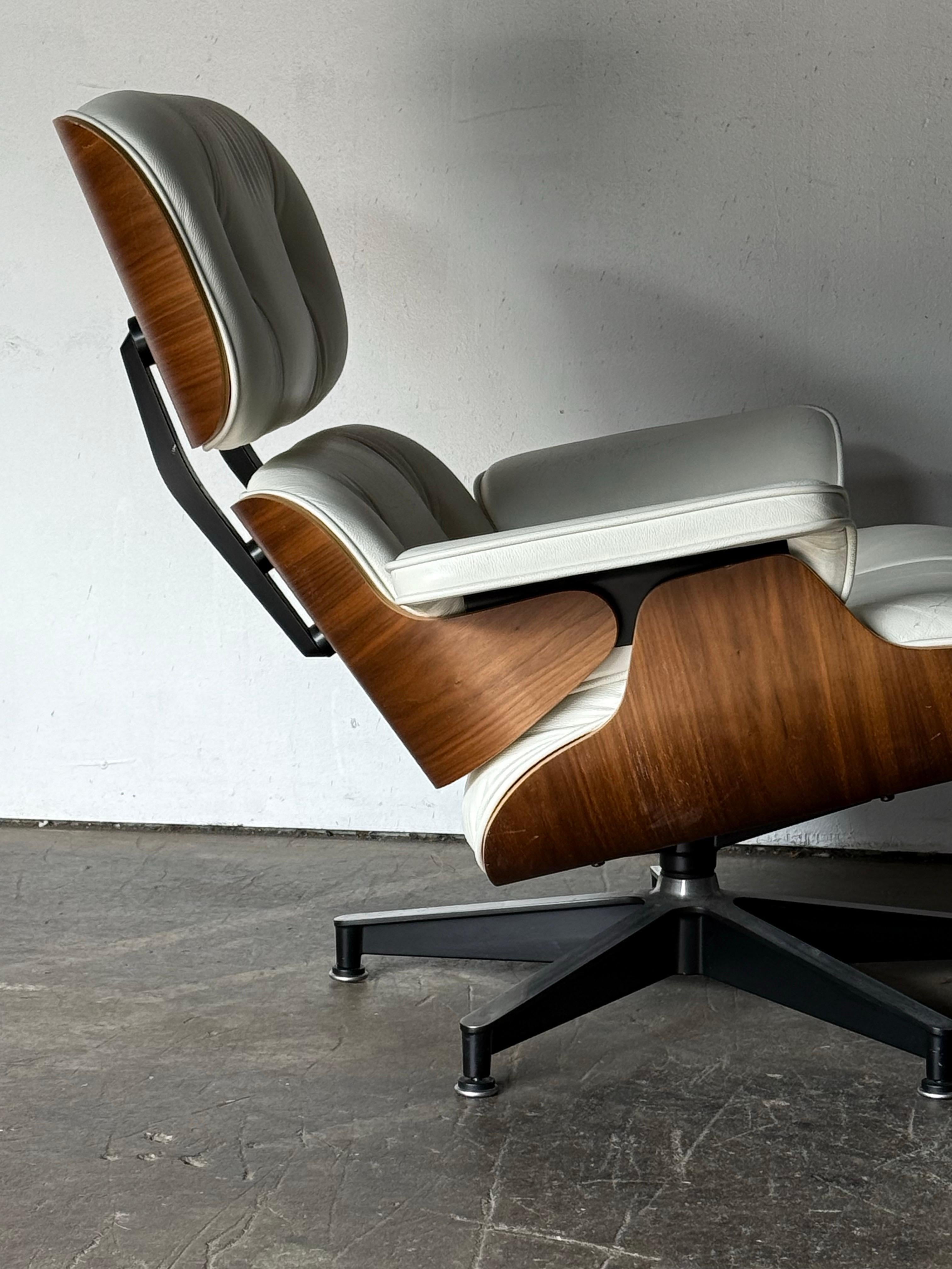 Silla Eames Lounge y Otomana Herman Miller en piel marfil en venta 5