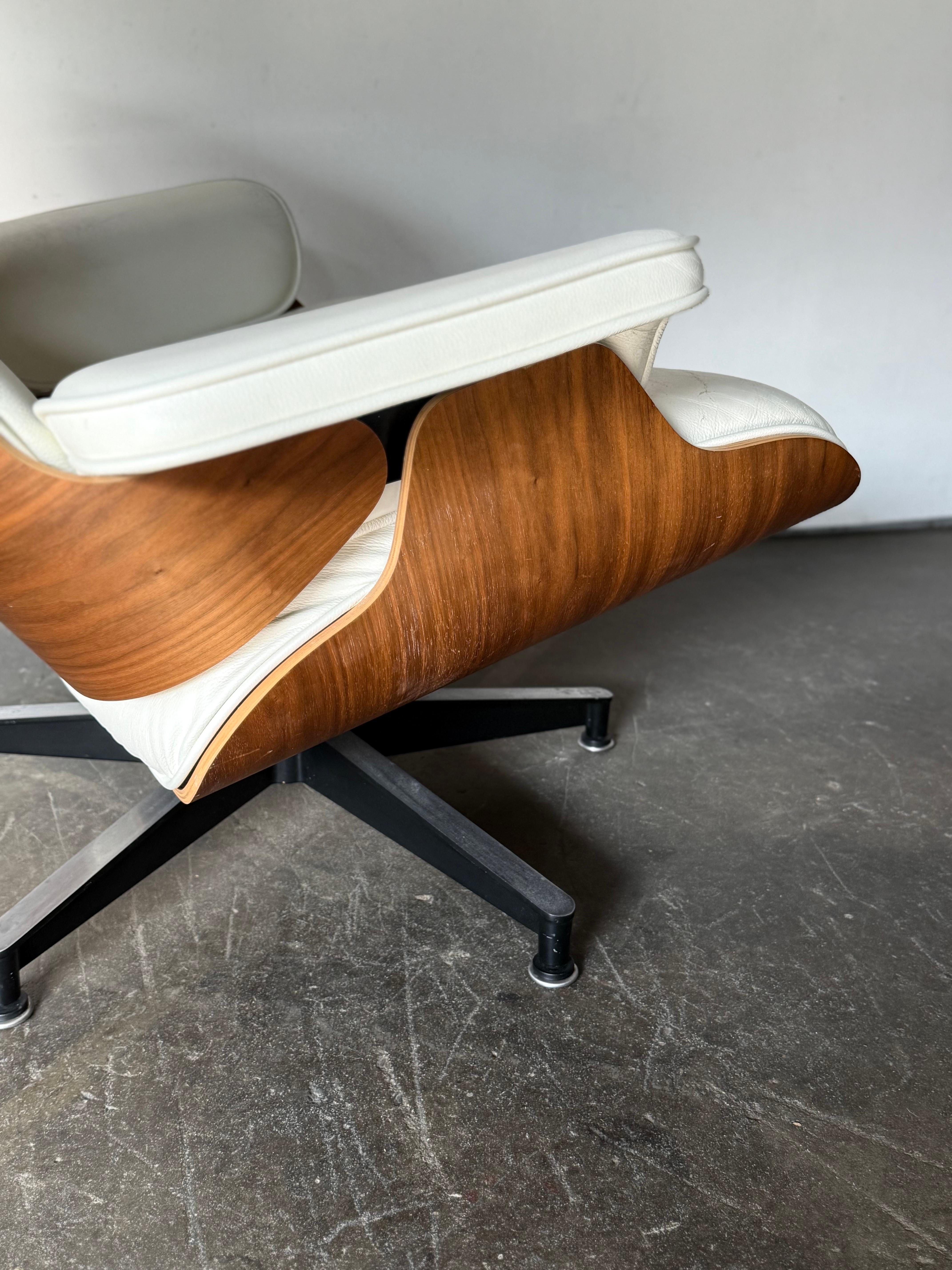 Silla Eames Lounge y Otomana Herman Miller en piel marfil en venta 6