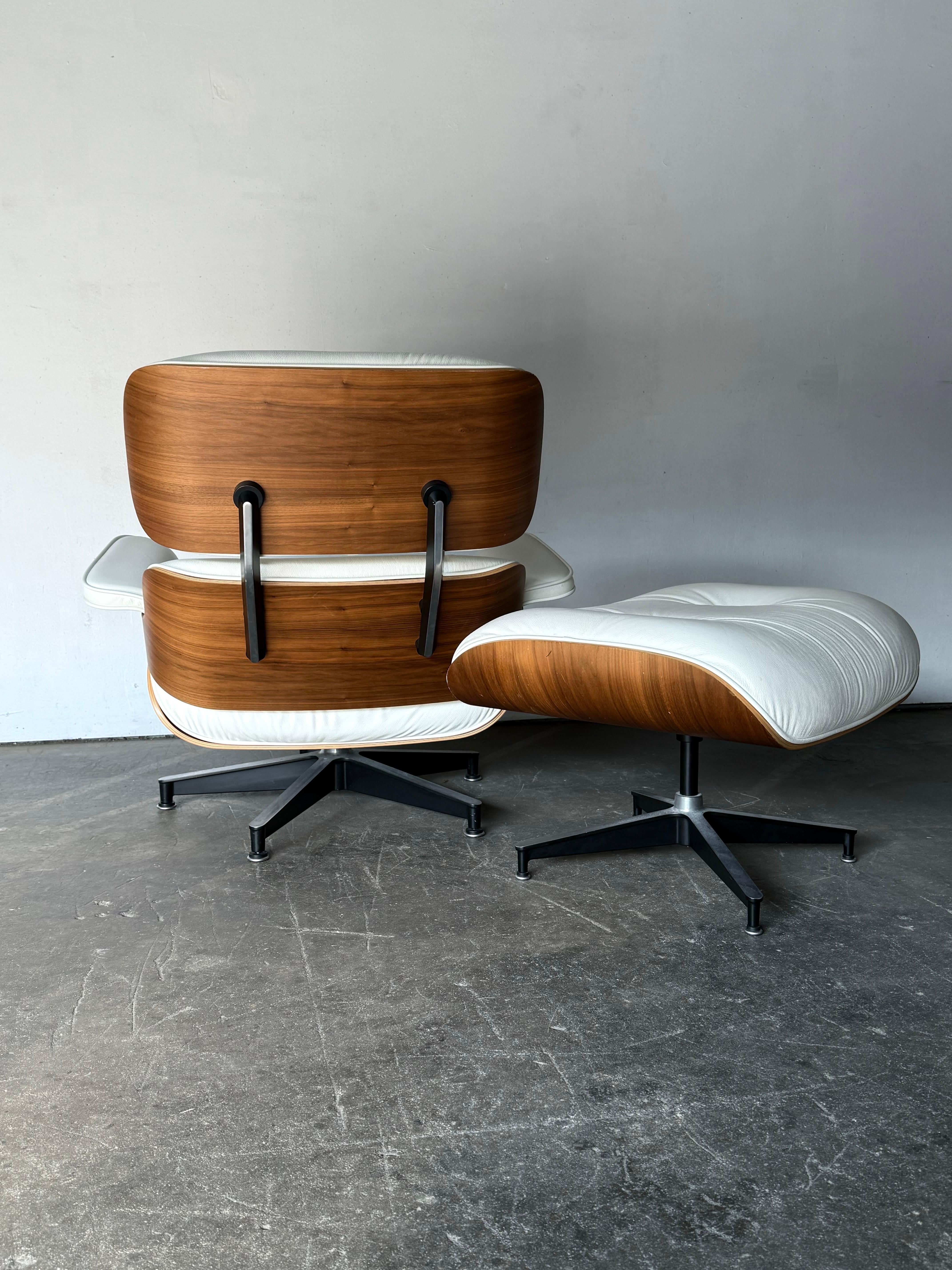Silla Eames Lounge y Otomana Herman Miller en piel marfil en venta 8