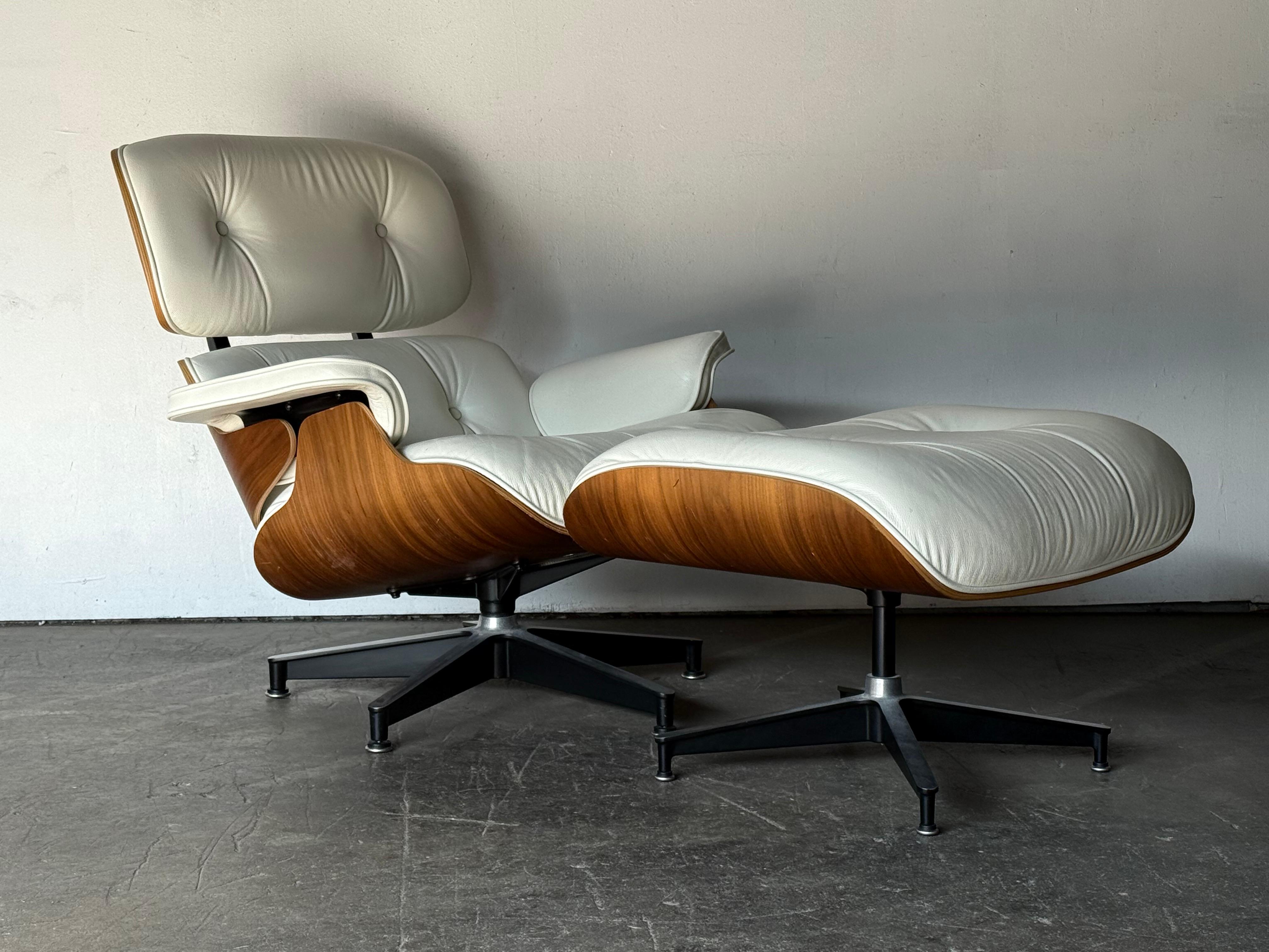 Silla Eames Lounge y Otomana Herman Miller en piel marfil en venta 9