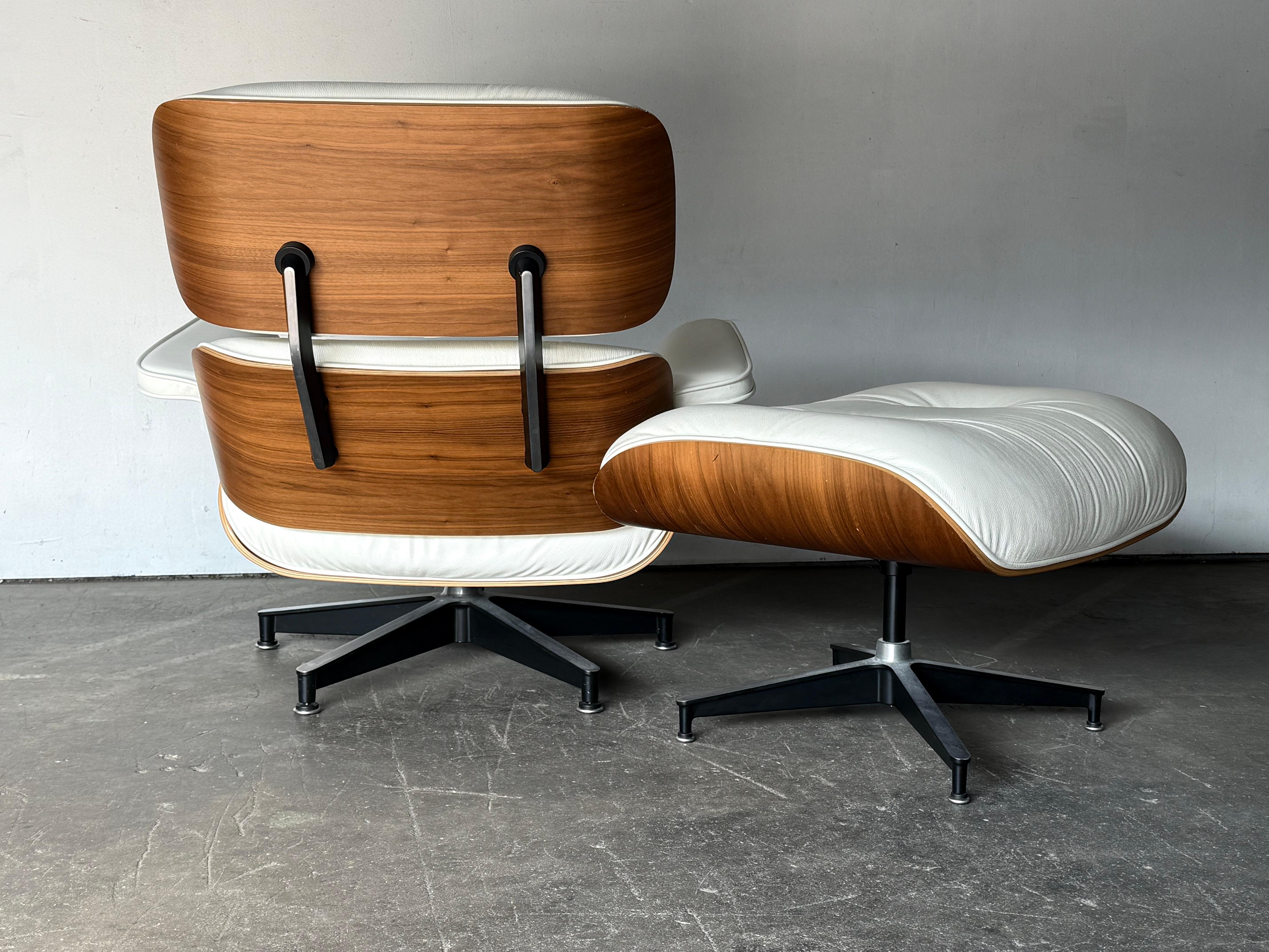 Silla Eames Lounge y Otomana Herman Miller en piel marfil en venta 10