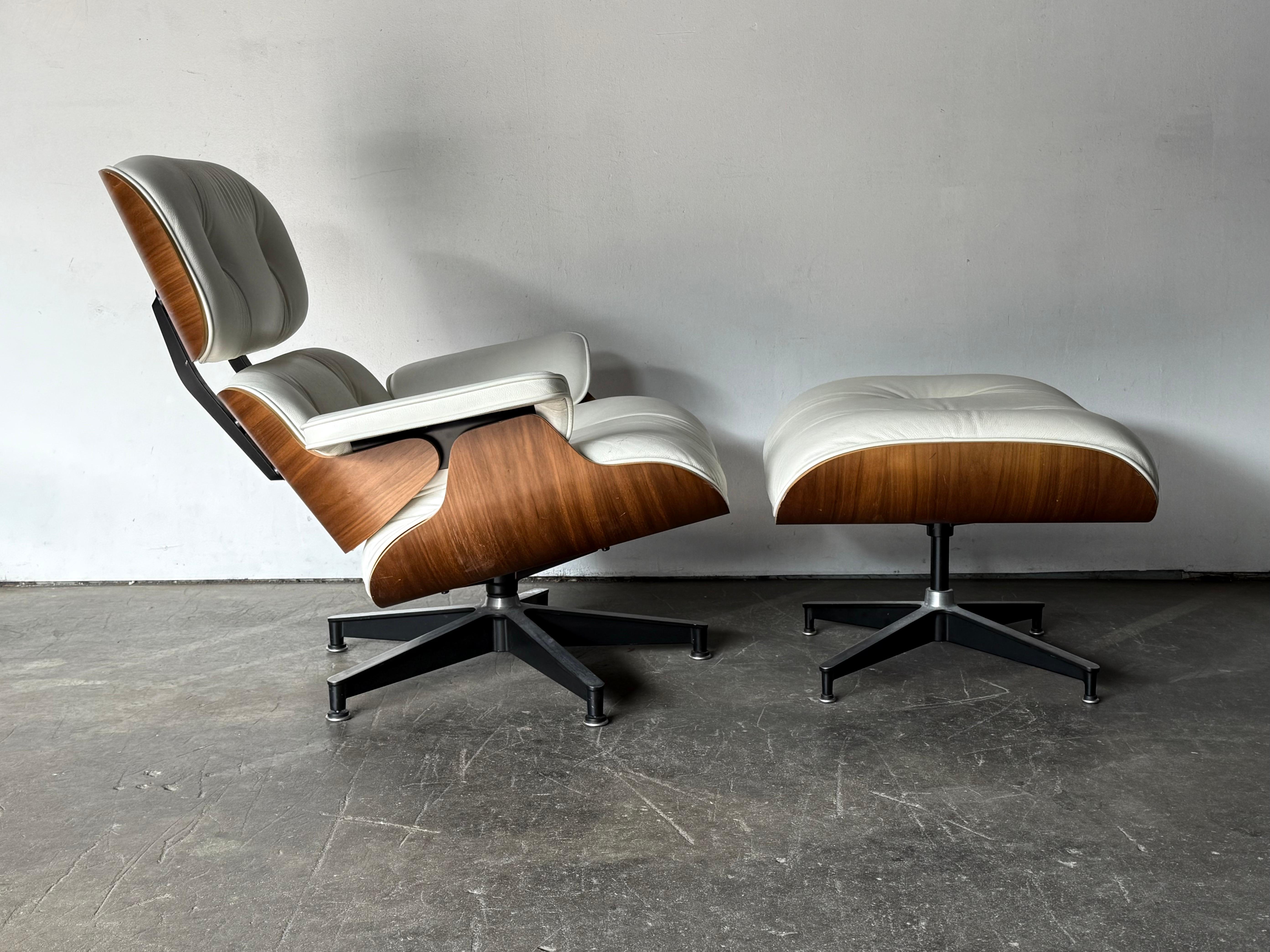 Silla Eames Lounge y Otomana Herman Miller en piel marfil en venta 11