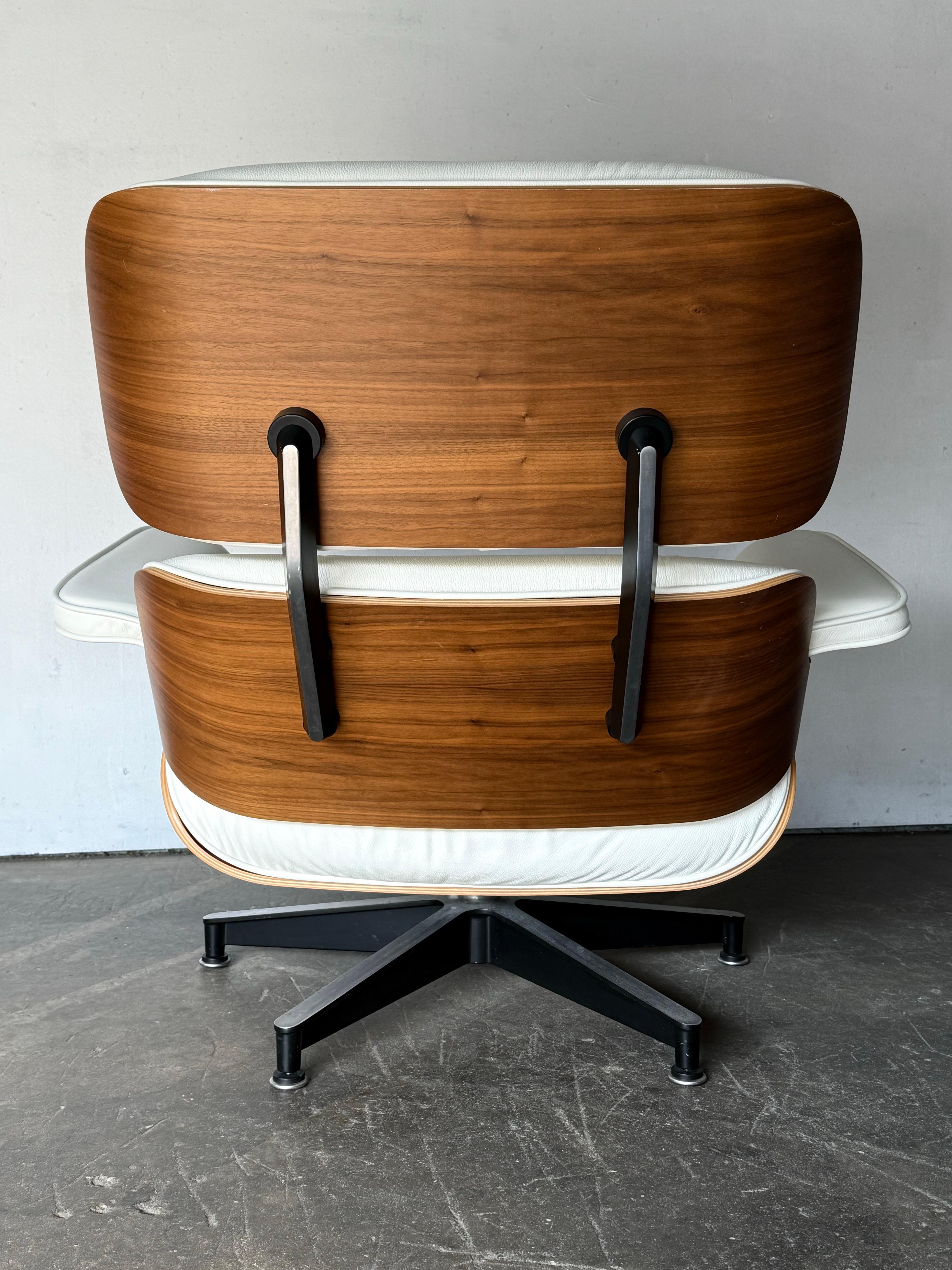 Silla Eames Lounge y Otomana Herman Miller en piel marfil en venta 12