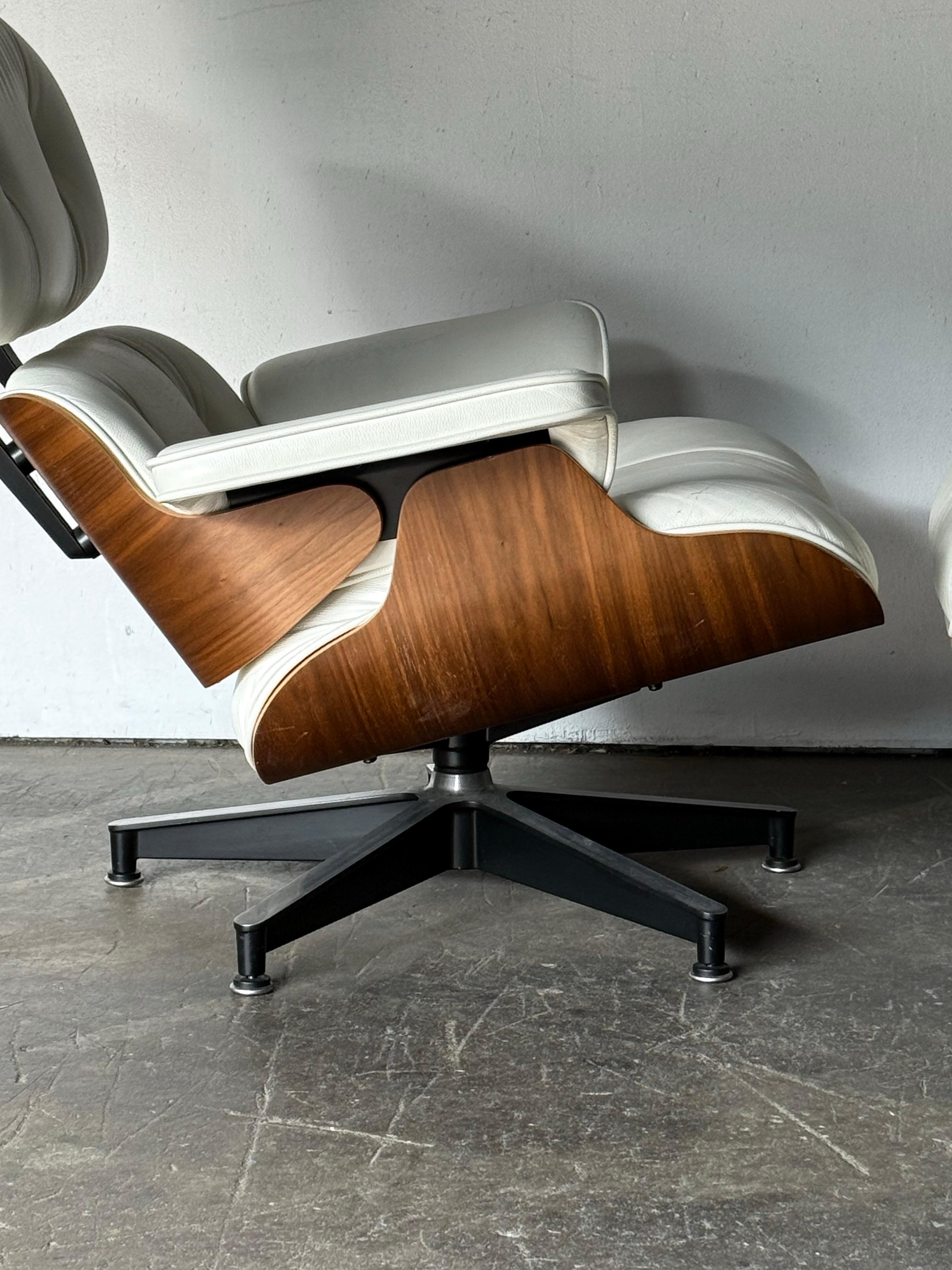 Silla Eames Lounge y Otomana Herman Miller en piel marfil Moderno de mediados de siglo en venta