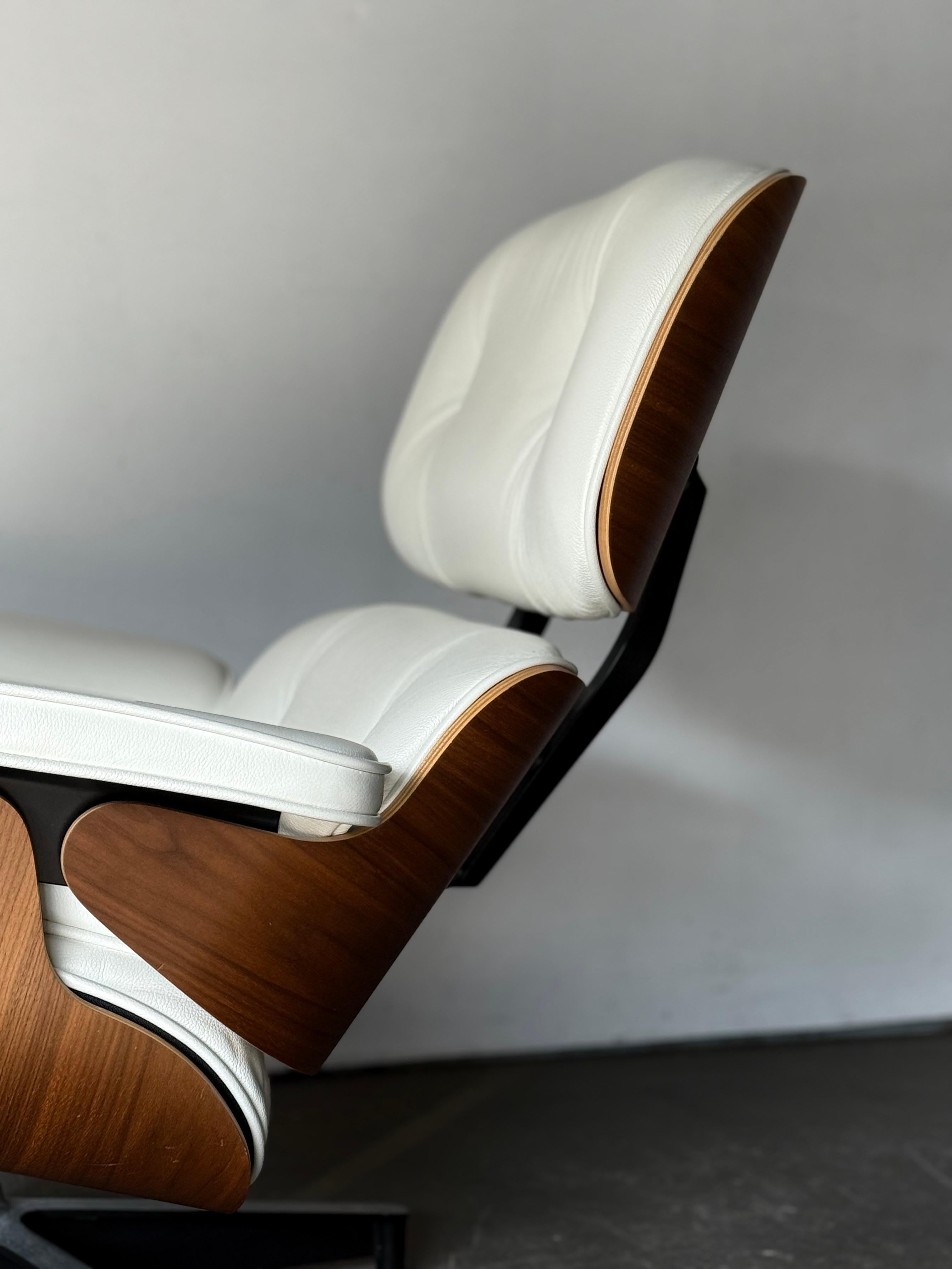 Silla Eames Lounge y Otomana Herman Miller en piel marfil Estadounidense en venta