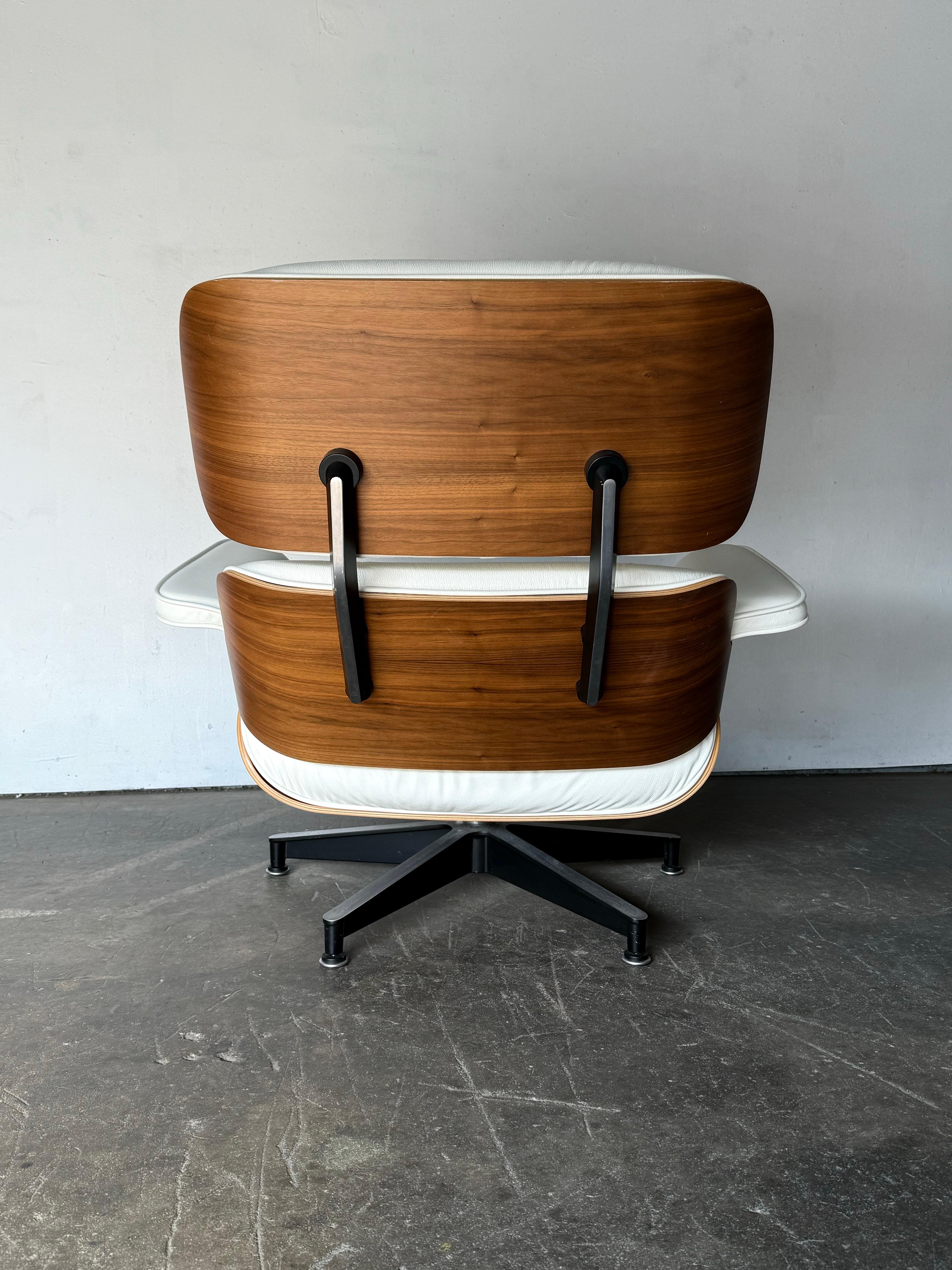 Silla Eames Lounge y Otomana Herman Miller en piel marfil en Bueno estado para la venta en Brooklyn, NY