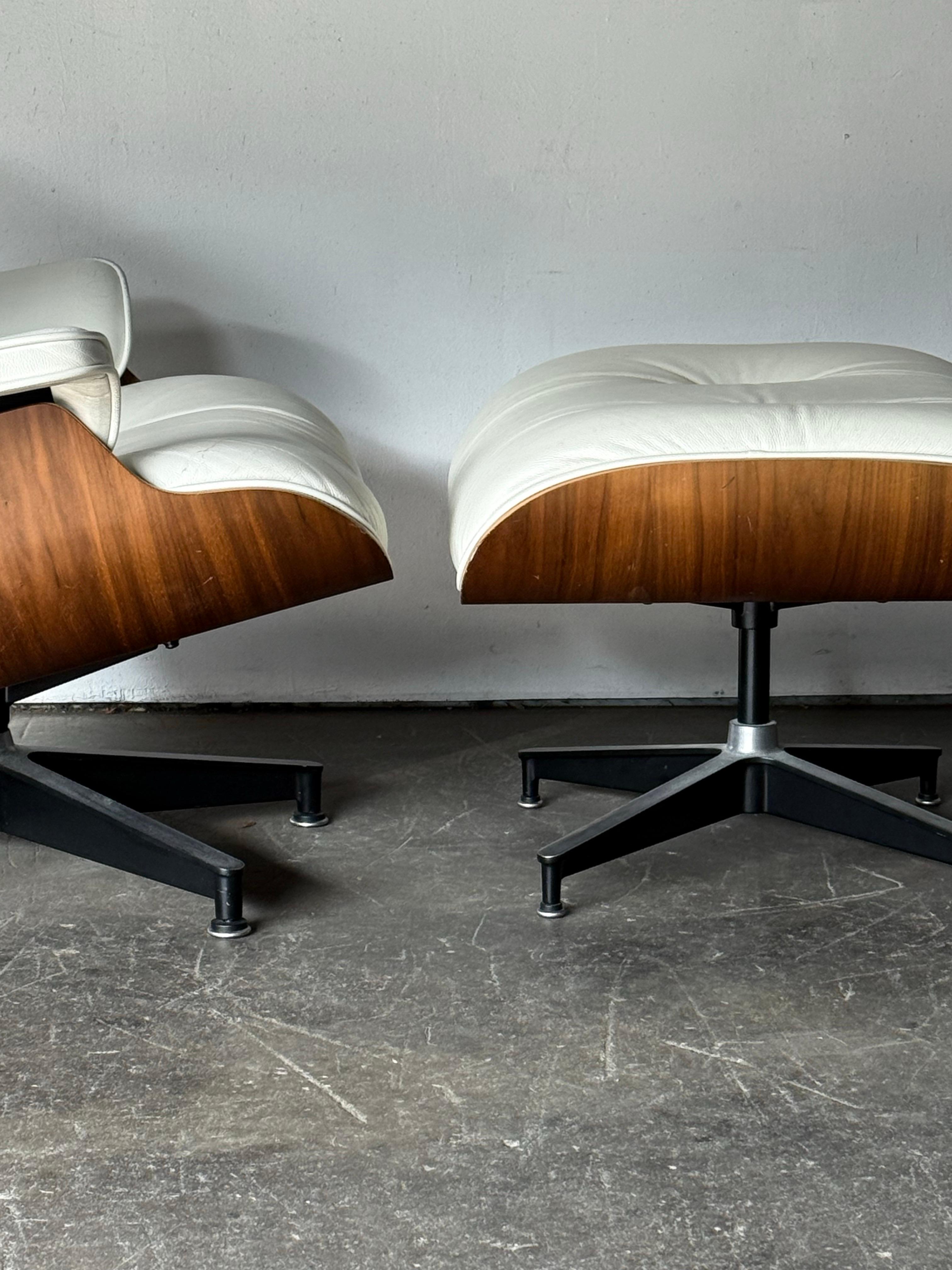 Silla Eames Lounge y Otomana Herman Miller en piel marfil Siglo XXI y contemporáneo en venta