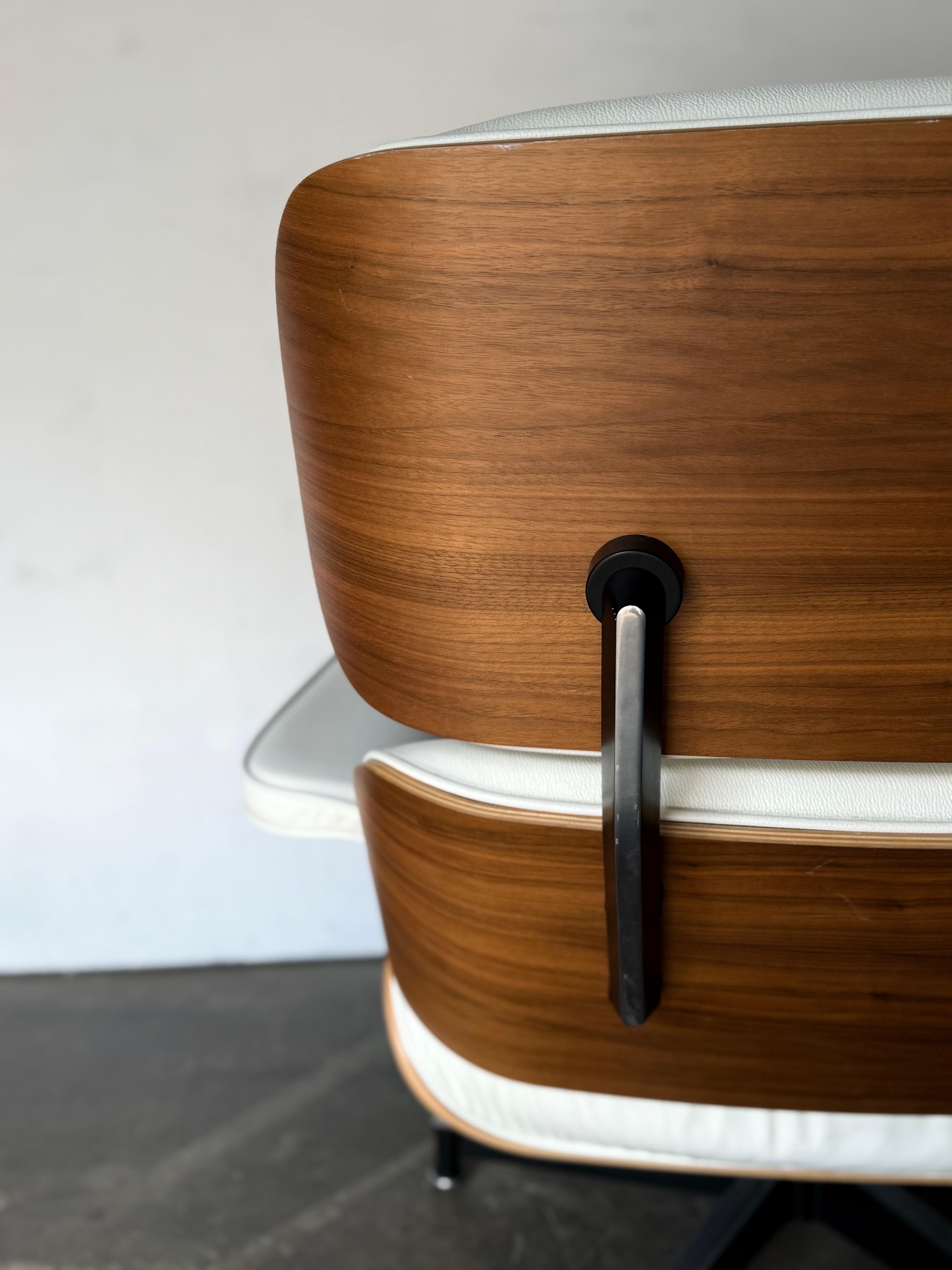 Silla Eames Lounge y Otomana Herman Miller en piel marfil Aluminio en venta