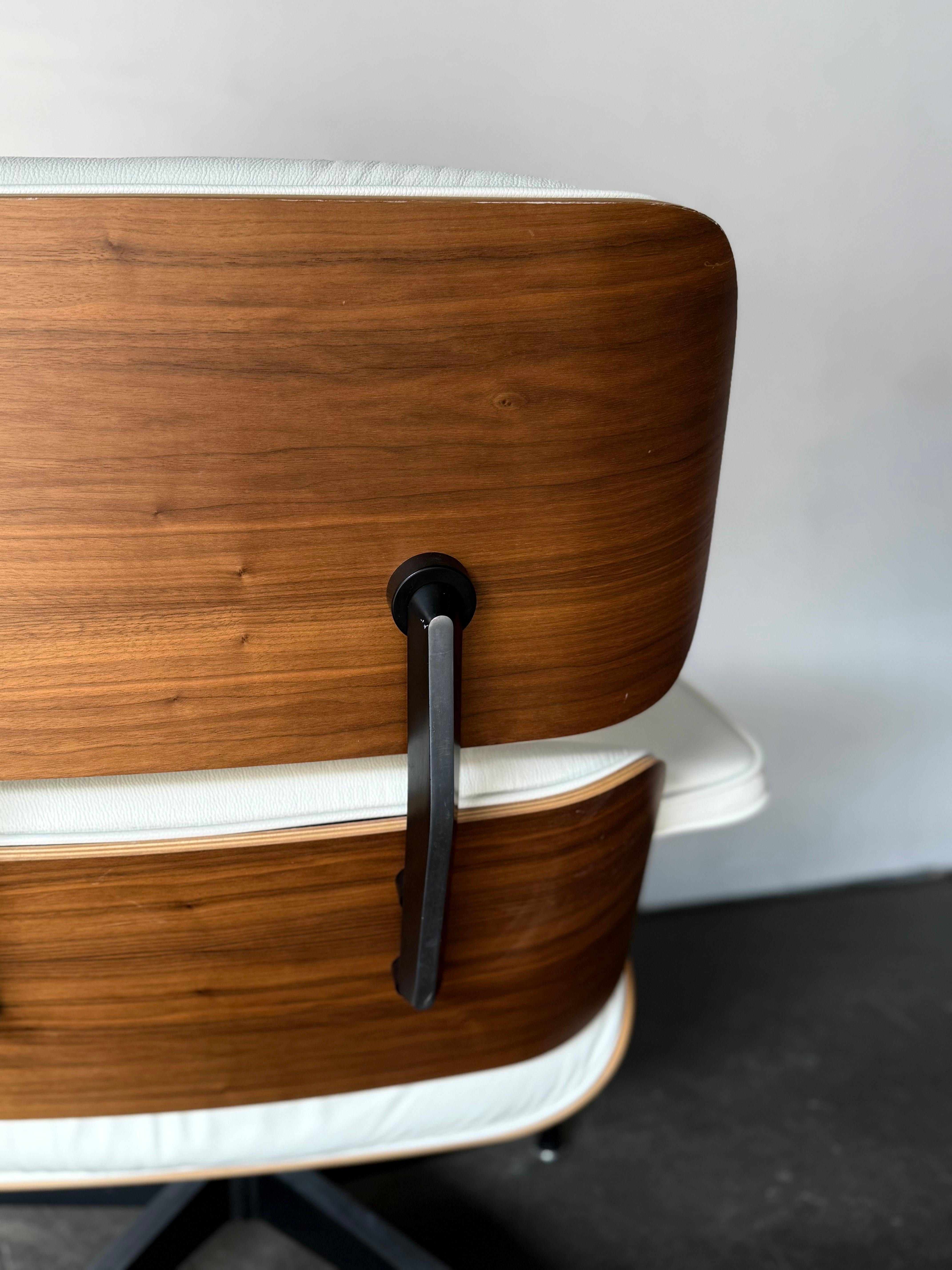 Silla Eames Lounge y Otomana Herman Miller en piel marfil en venta 1
