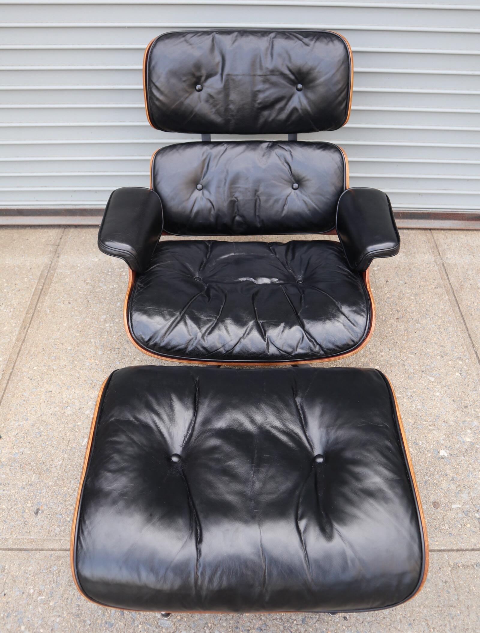 Herman Miller Eames Lounge Chair and Ottoman in Rosewood In Good Condition In Brooklyn, NY