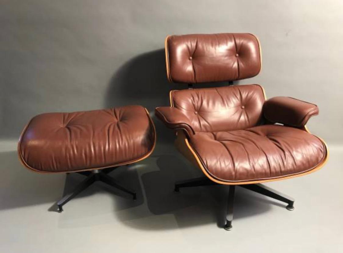 Gorgeous vintage Herman Miller Eames lounge chair and ottoman. Signed with Herman Miller label. 1993 edition in walnut and beautiful brown leather.