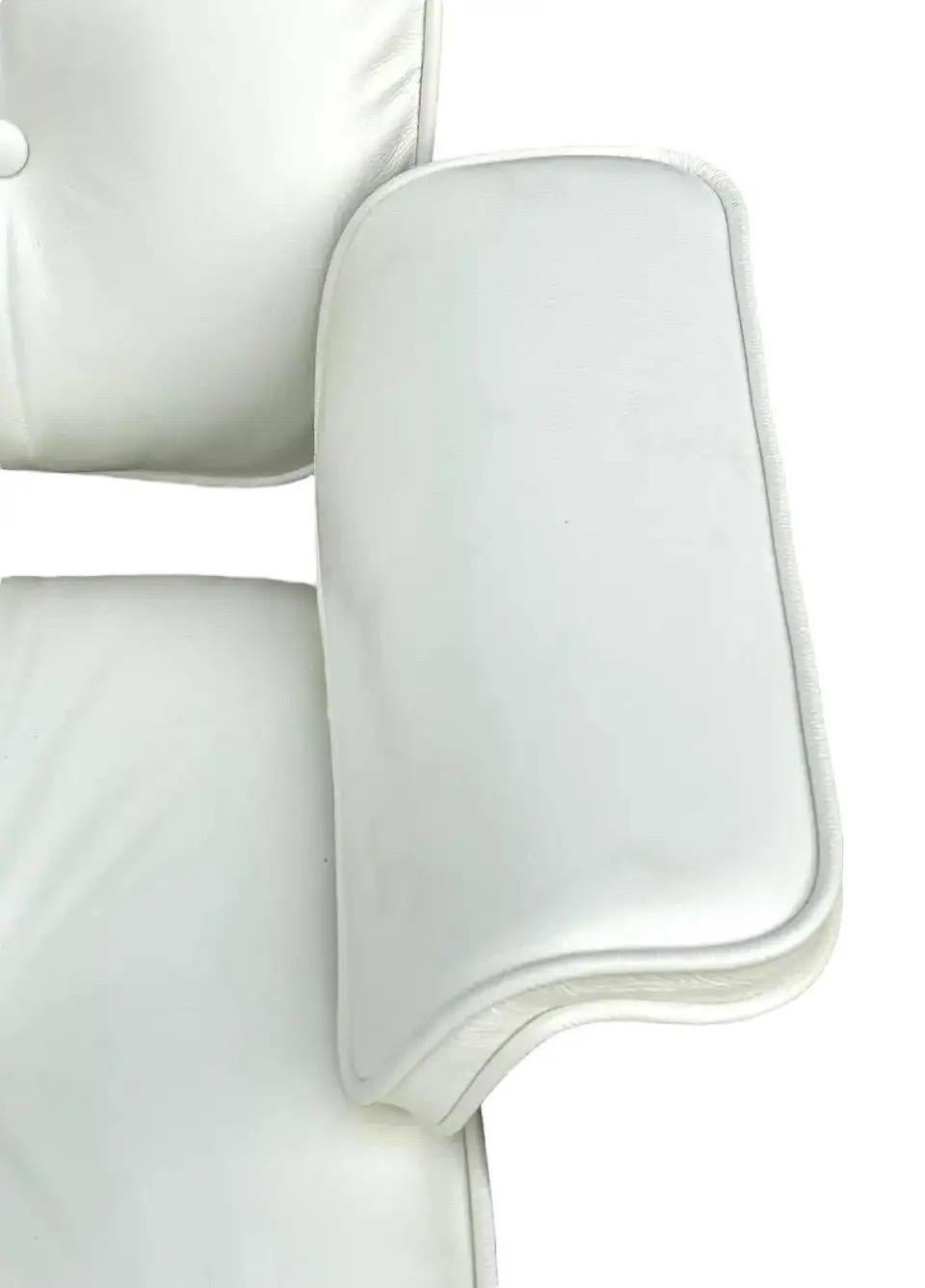Splendido salotto e pouf Eames in pelle bianca nuovo di zecca. Nuovi supporti per ammortizzatori installati nel pannello dei sedili (valore di 600 dollari). Tutti i piedini regolabili sono intatti. La sedia è girevole senza problemi. Sedia e pouf