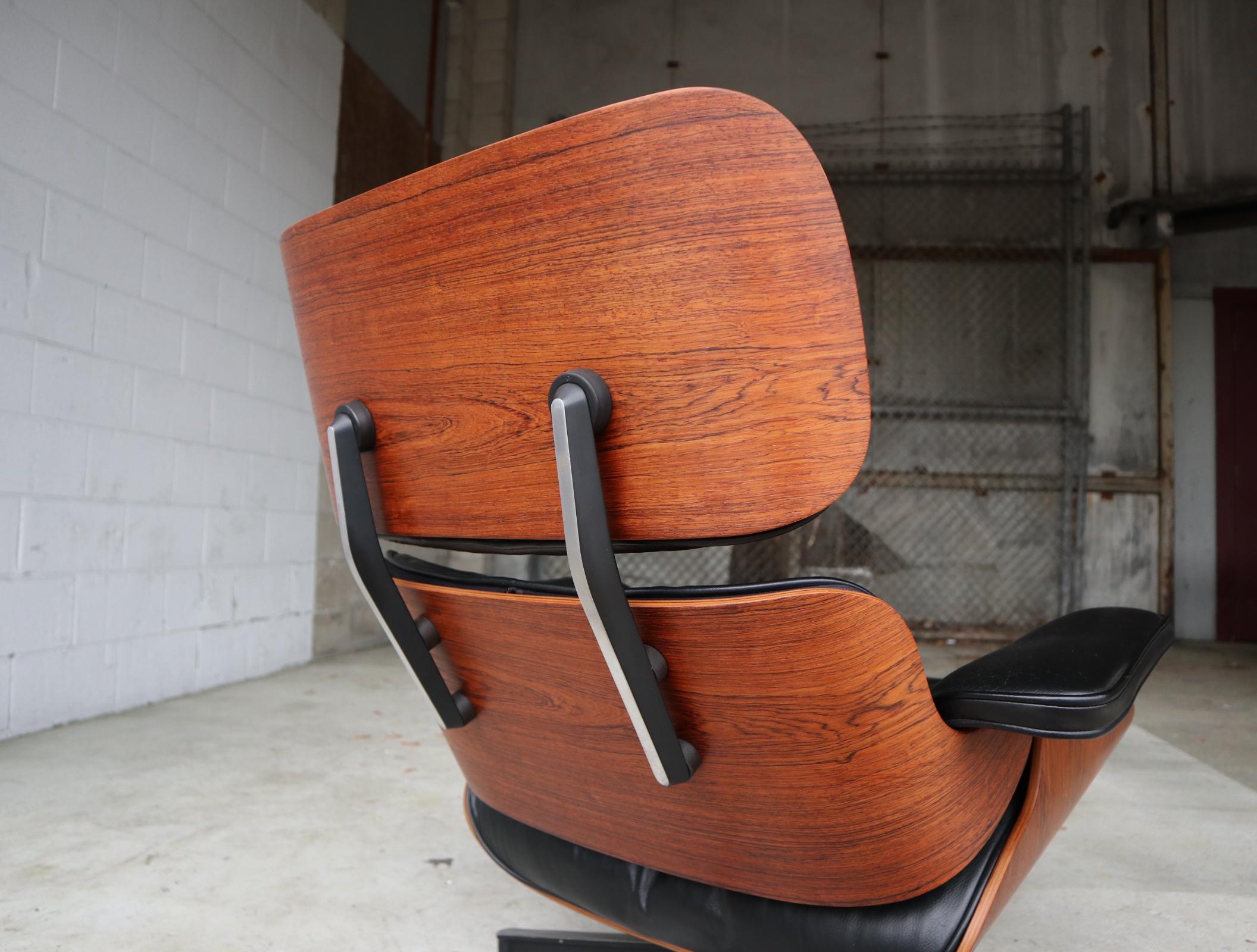 Herman Miller Eames Lounge Chair in Rosewood In Good Condition In Brooklyn, NY