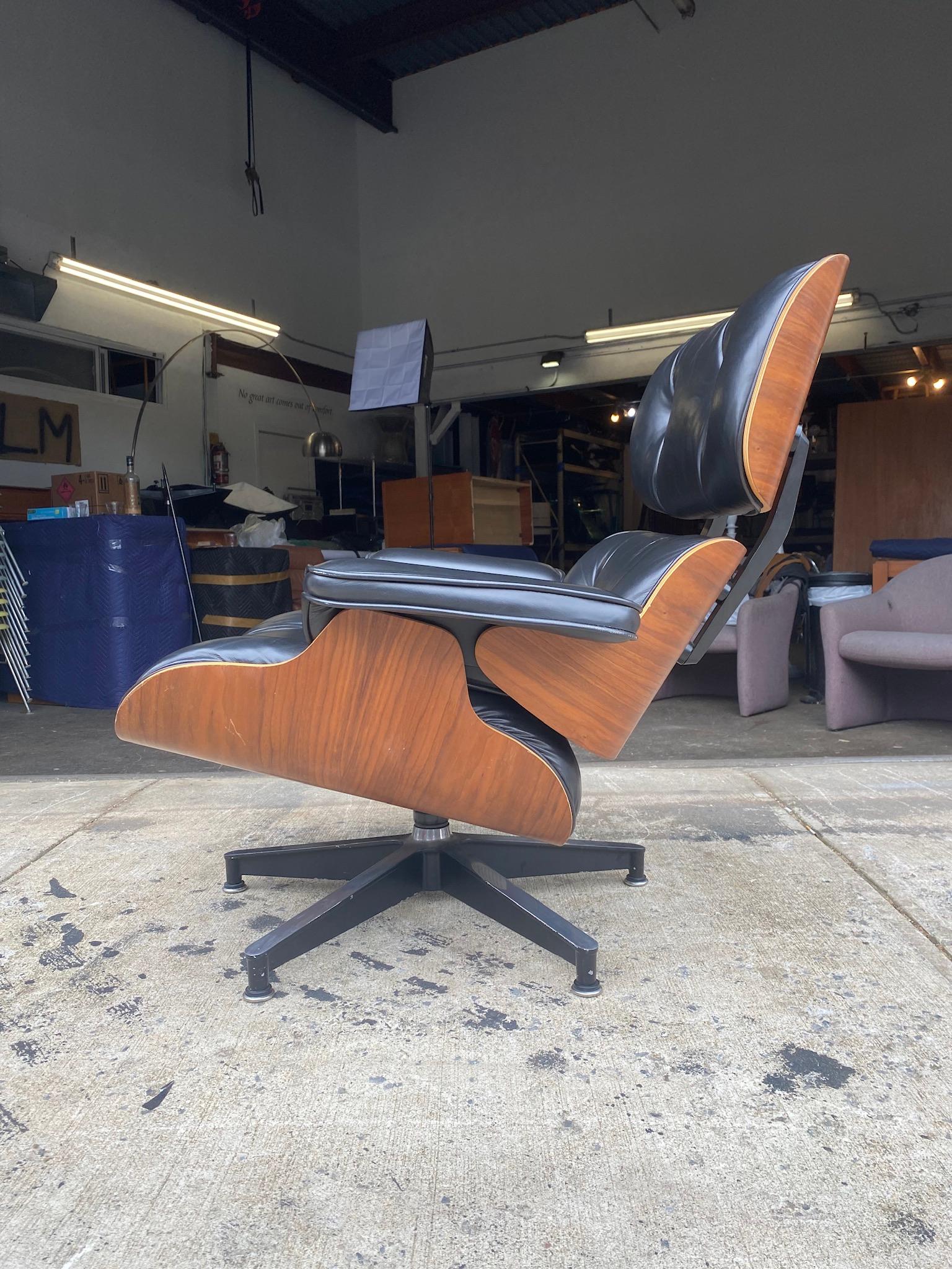 Herman Miller Eames Lounge Chair in Walnut and Black Leather 4