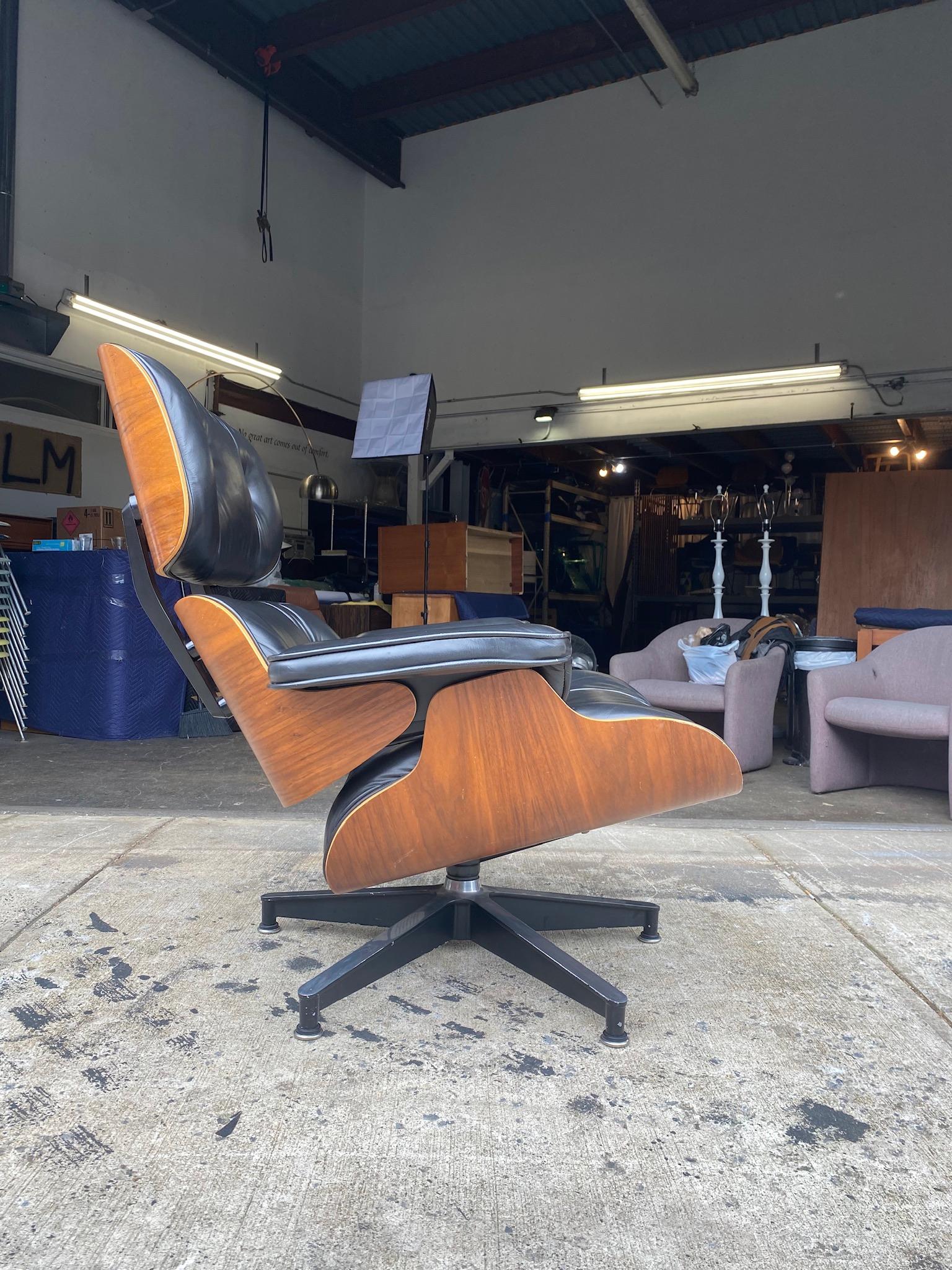 Mid-Century Modern Herman Miller Eames Lounge Chair in Walnut and Black Leather