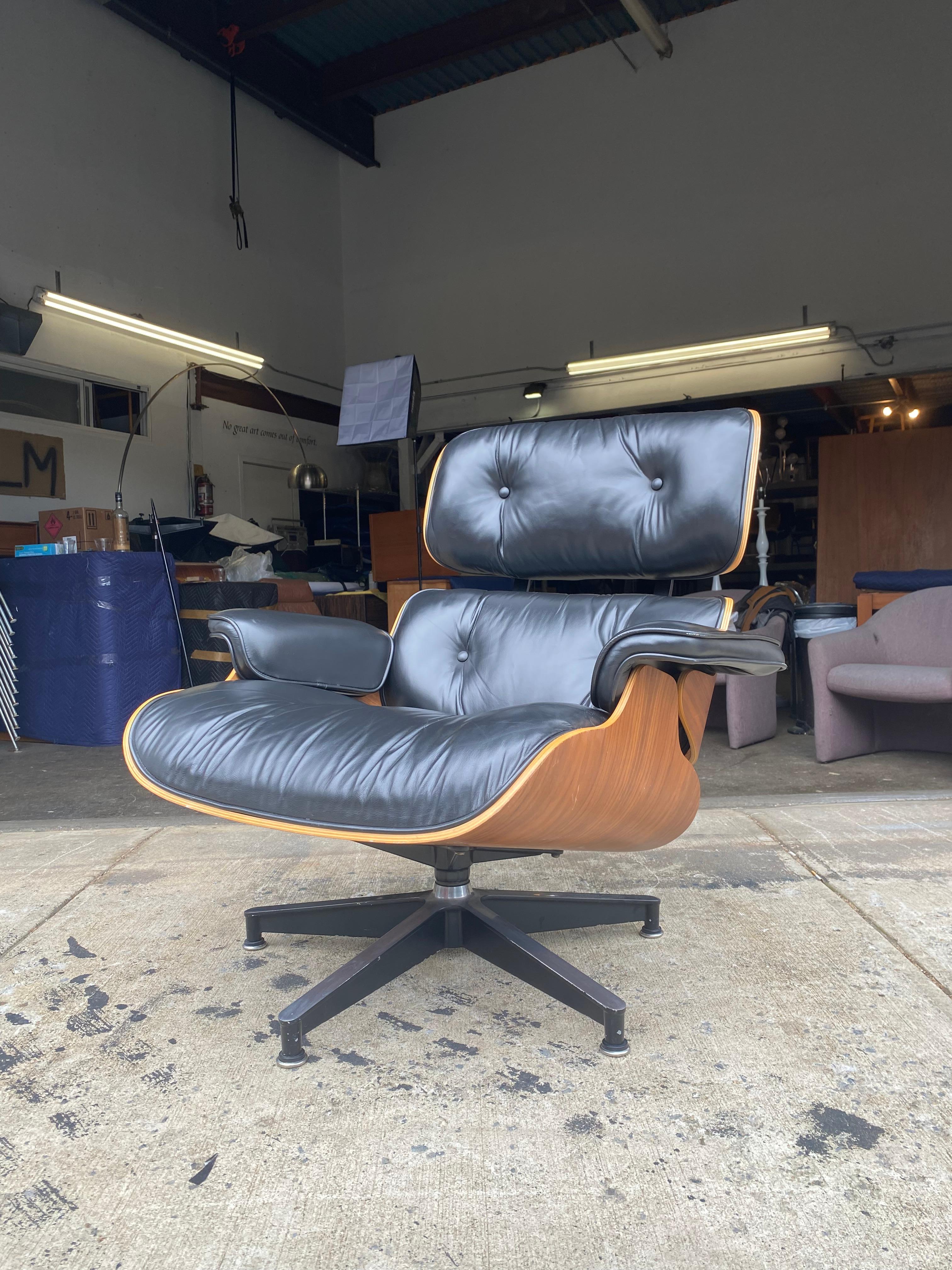 Herman Miller Eames Lounge Chair in Walnut and Black Leather 3