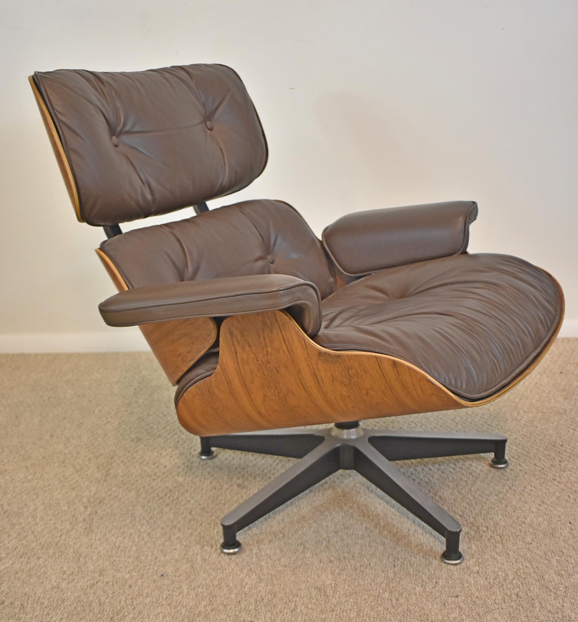 Herman Miller Eames Lounge Stuhl & Ottomane in Palisanderholz. Eames Stuhl und Ottomane. Originalausführung Palisander und braunes Leder. Toller Zustand. Gebaut in den 1980er Jahren, wie auf dem Etikett angegeben. Gekennzeichnet mit dem Herman