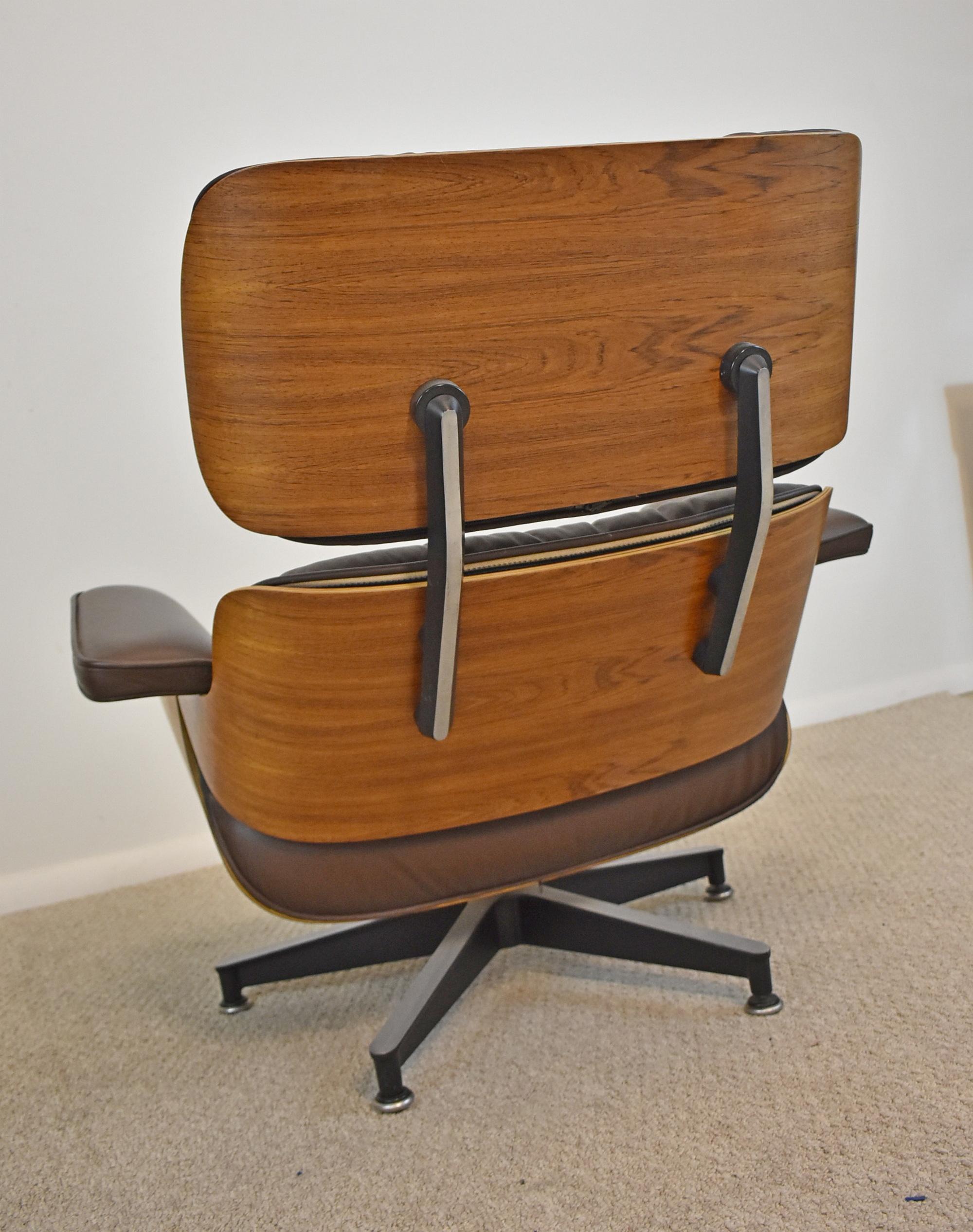 Herman Miller Eames Lounge Chair and Ottoman in Rosewood In Good Condition For Sale In Toledo, OH