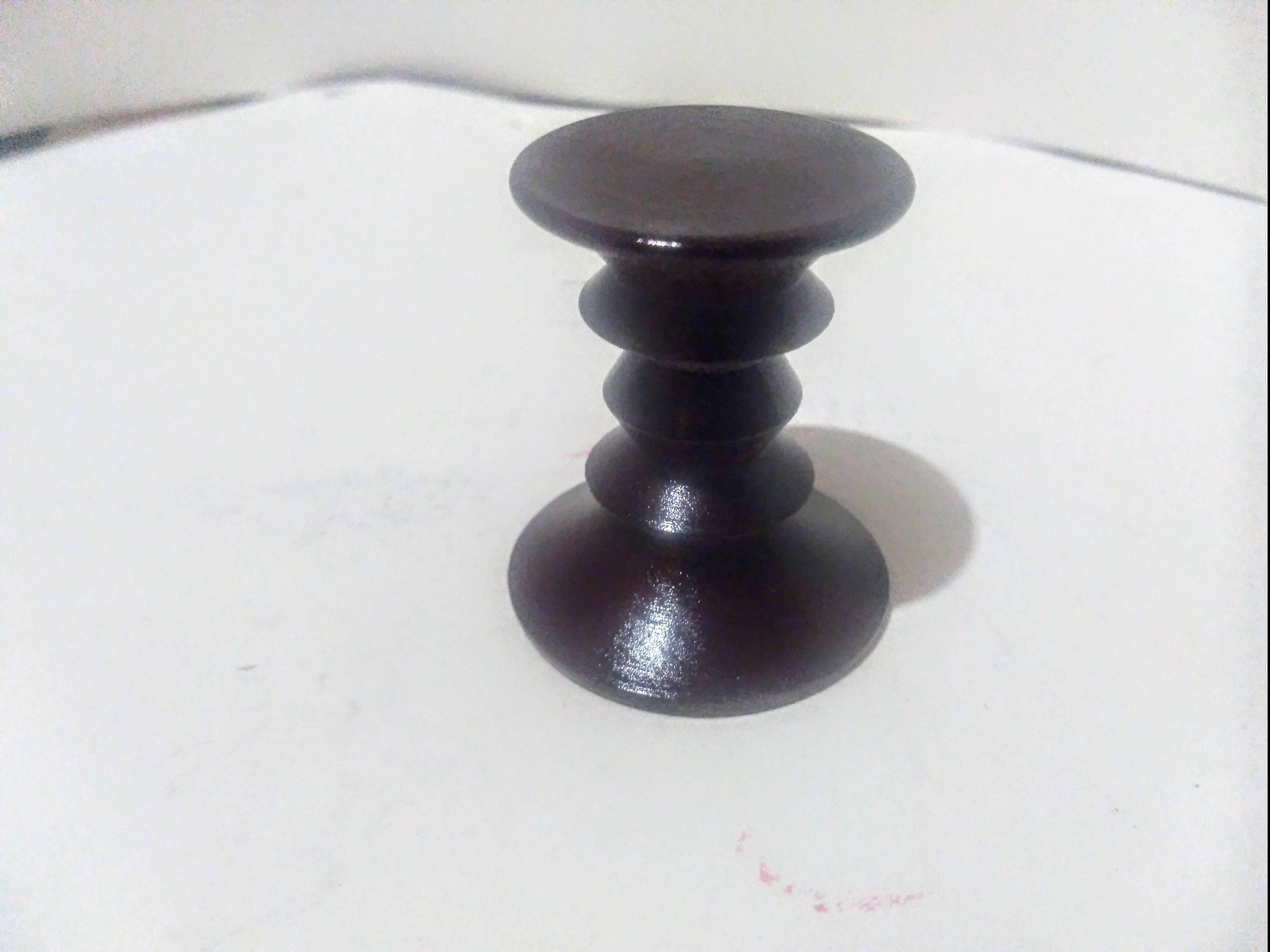 Questi sono esempi in miniatura degli sgabelli progettati da Eames. Ci sono 3 esempi diversi. Sono realizzati in mogano. Sono stati prodotti da Herman Miller. Vengono forniti con la scatola e sono in ottime condizioni. Questi strumenti sono rari e