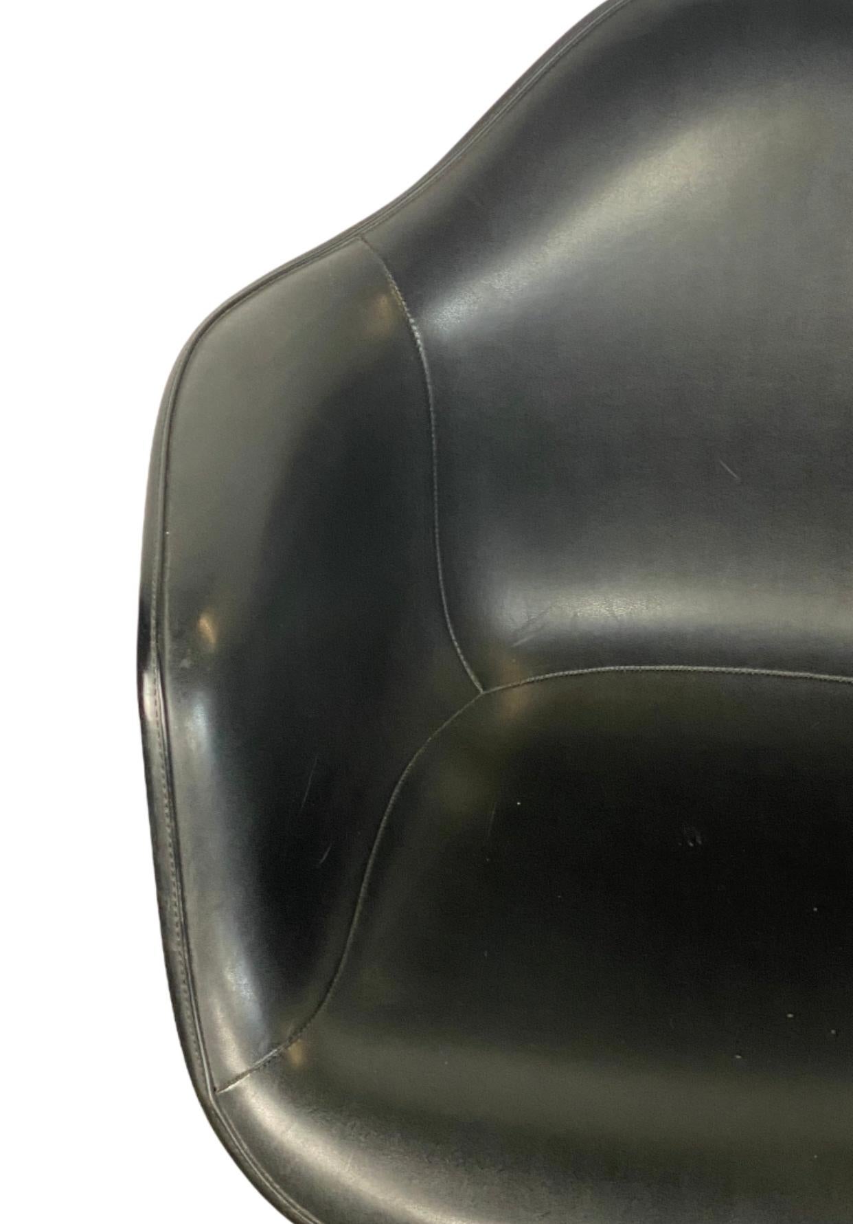 Excellent exemple de la chaise de bureau classique des Eames. Coque en fibre de verre moulée doublée de Naugahyde pour la durabilité et le confort. Roule et pivote sur une base en aluminium moulé. La hauteur se règle facilement en tournant la chaise
