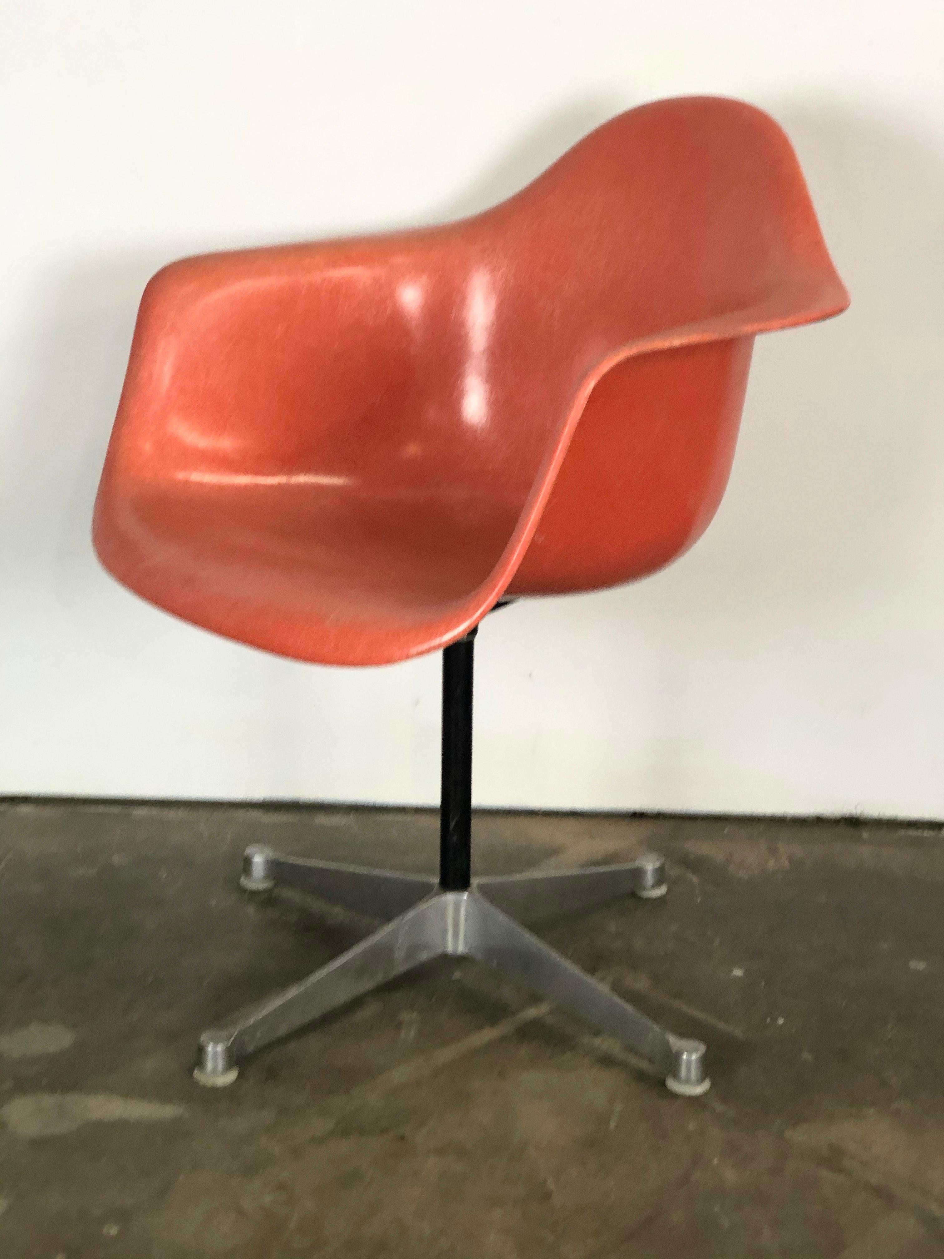 Mid-Century Modern Herman Miller Eames Model PSC Fiberglass Swivel Office Desk Chair