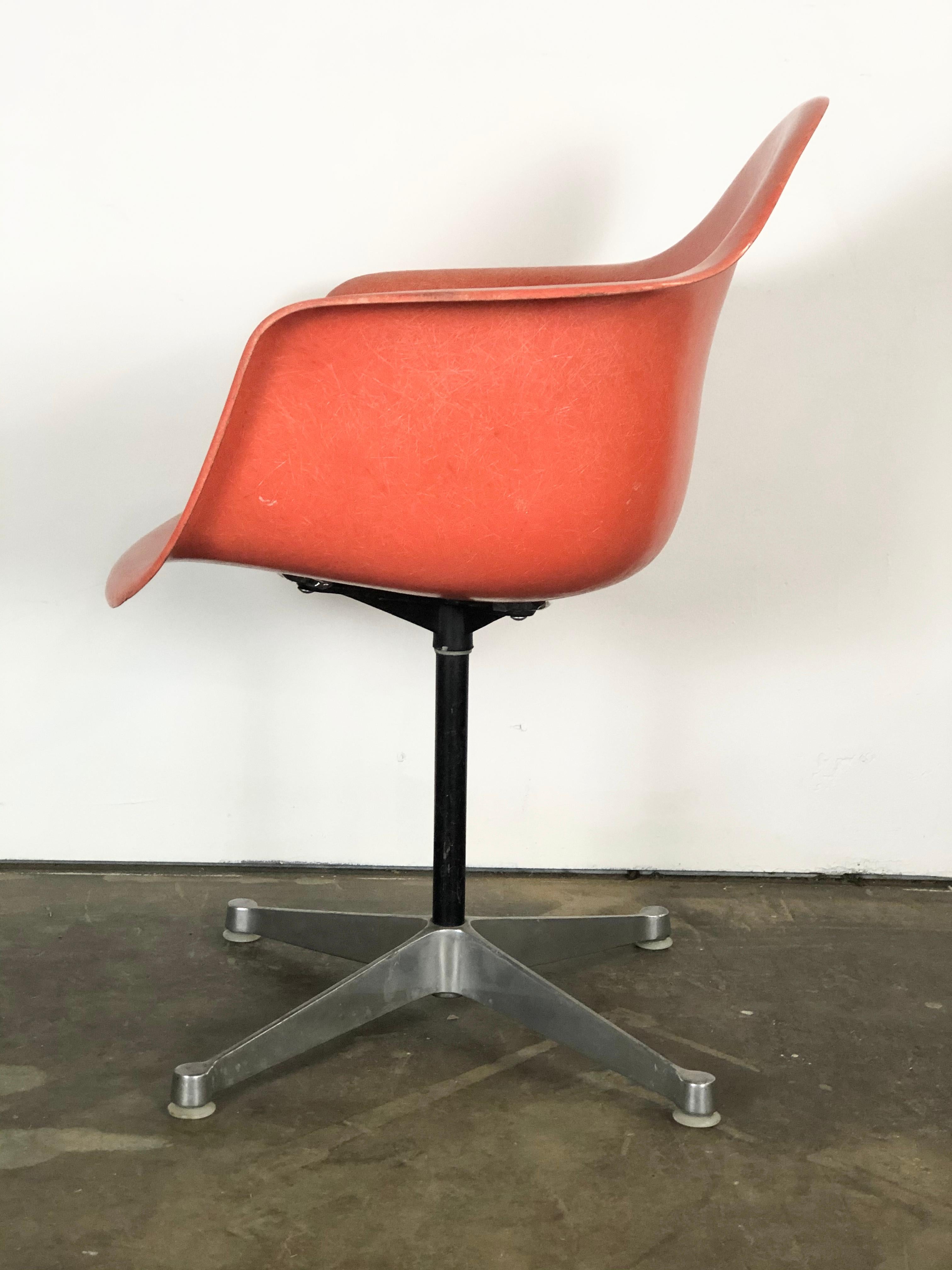 Herman Miller Eames Model PSC Fiberglass Swivel Office Desk Chair In Good Condition In Brooklyn, NY