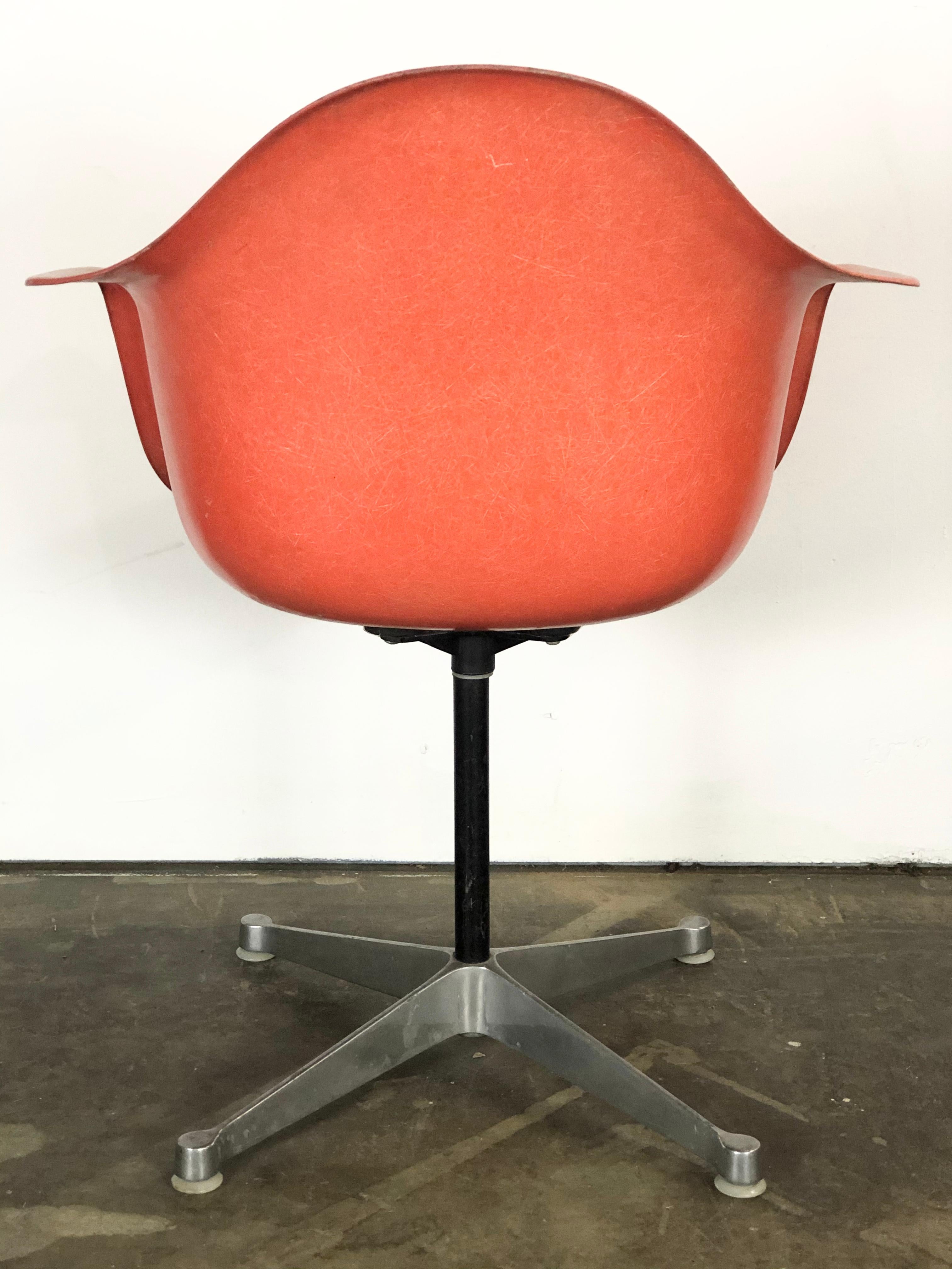 20th Century Herman Miller Eames Model PSC Fiberglass Swivel Office Desk Chair