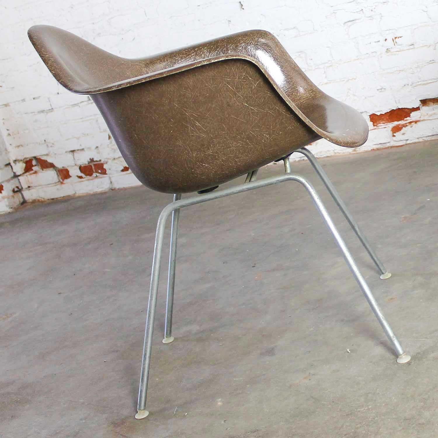 Fabulous DAX molded fiberglass shell armchair by Charles and Ray Eames for Herman Miller with H base, Summit marking, and nylon feet in Seal brown. Wonderful vintage condition with some patina on the base. Please see photos. Circa 1965-70. 

This is