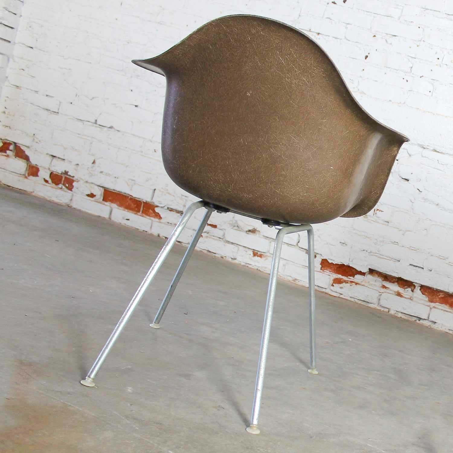 Herman Miller Eames Molded Fiberglass DAX Shell Arm Chair  H Base in Seal Brown In Good Condition In Topeka, KS