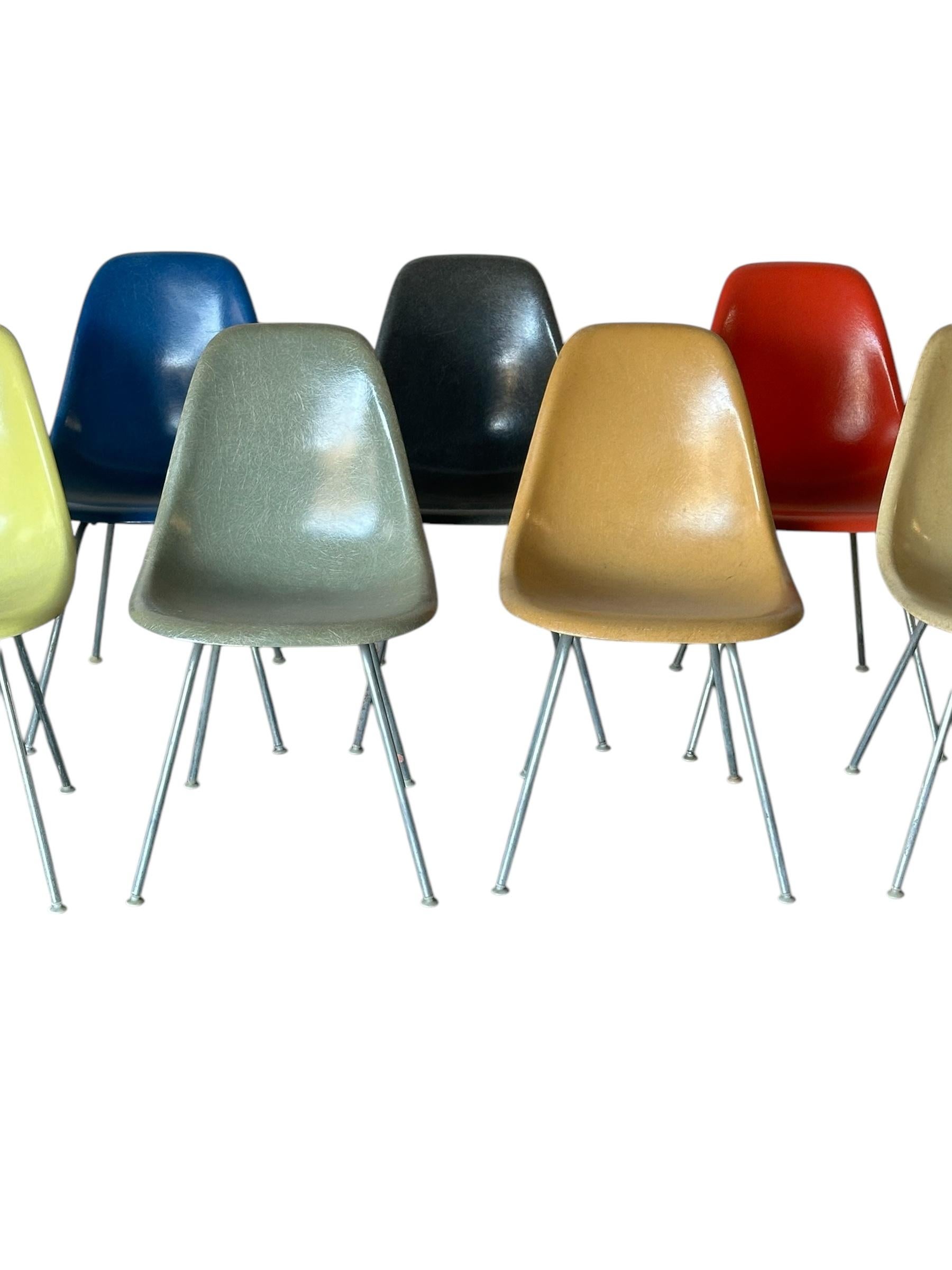 Ensemble de chaises de salle à manger multicolores Eames d'Herman Miller en vente 3