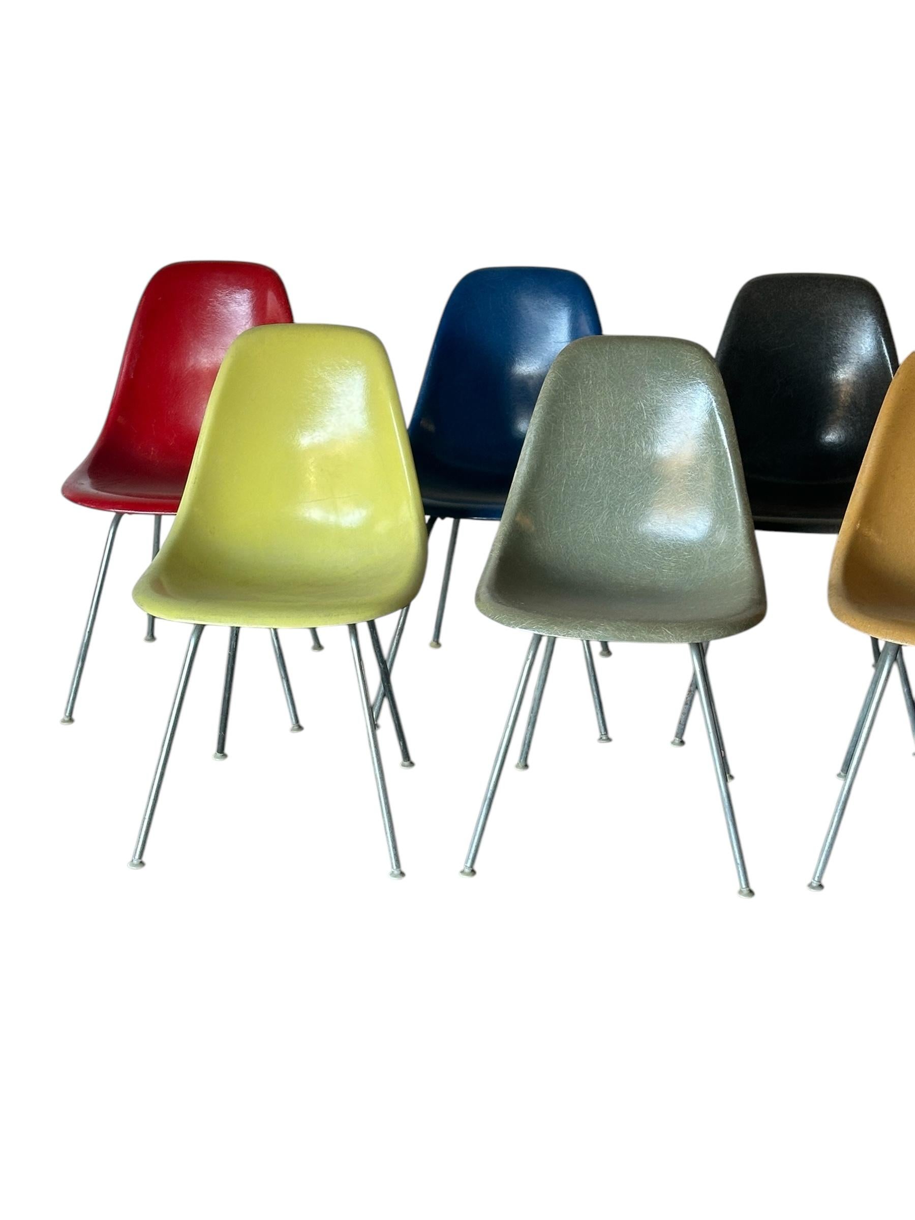 Ensemble de chaises de salle à manger multicolores Eames d'Herman Miller en vente 4