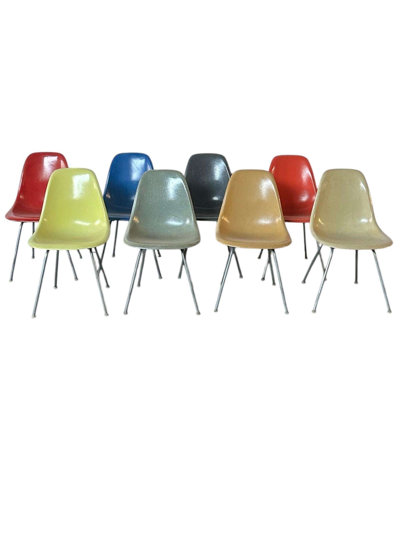 Ensemble de chaises de salle à manger multicolores Eames d'Herman Miller en vente 11