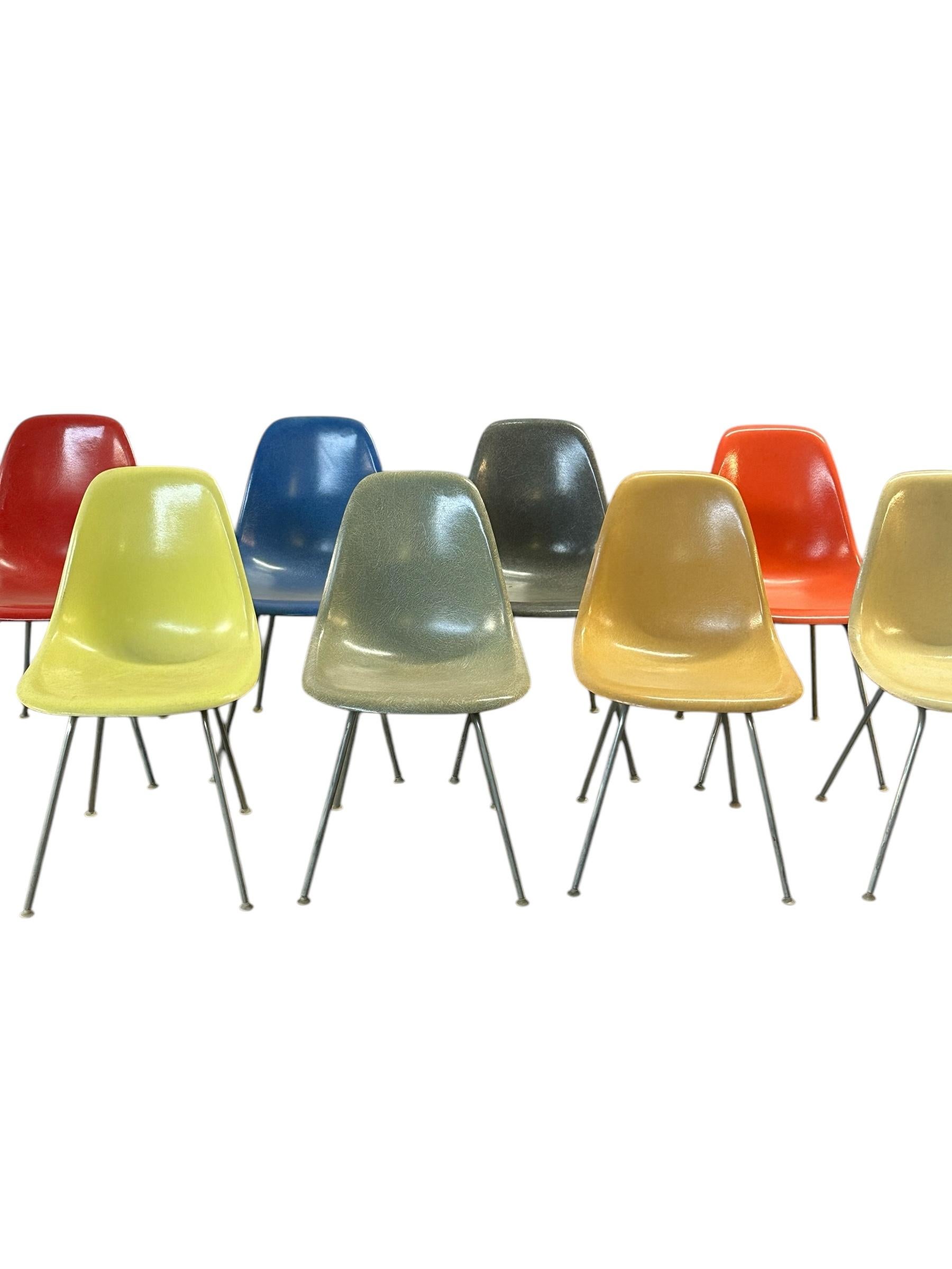 Ensemble de chaises de salle à manger Eames multicolores en fibre de verre par Herman Miller. Production vintage originale, pas de nouveaux ersatz. Une myriade de couleurs uniques. Sur des bases H en tube d'acier d'origine, et non des reproductions.