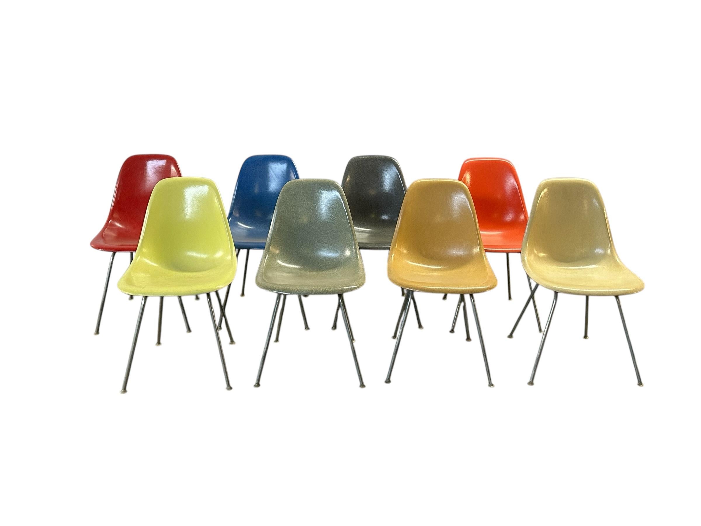 Mid-Century Modern Ensemble de chaises de salle à manger multicolores Eames d'Herman Miller en vente